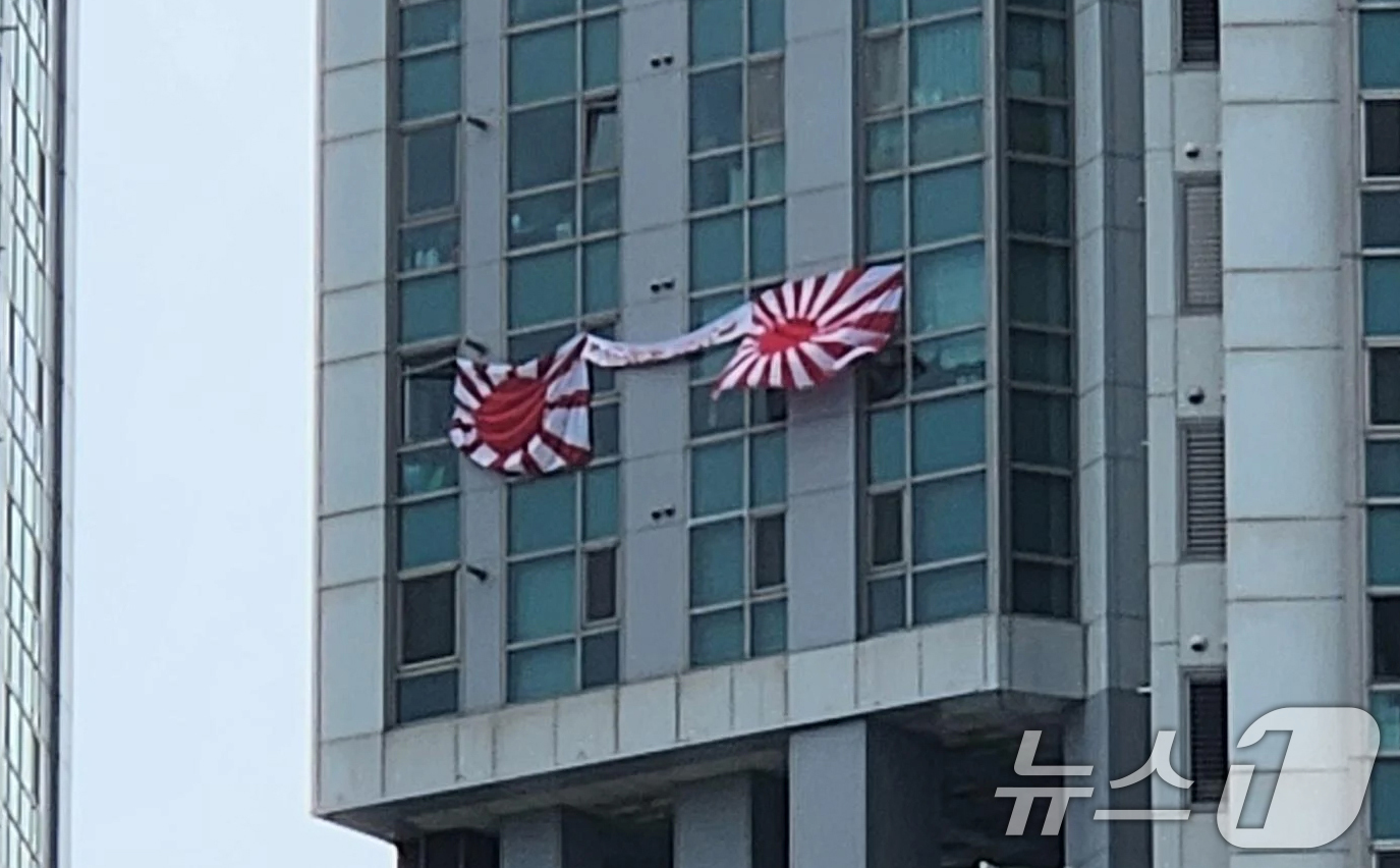 (서울=뉴스1) = 제69회 현충일인 6일 부산시 수영구의 한 주상복합건물 아파트 창문에 일본 국군주의 상징인 욱일기가 내걸려 있다. (온라인커뮤니티 캡쳐)2024.6.6/뉴스1