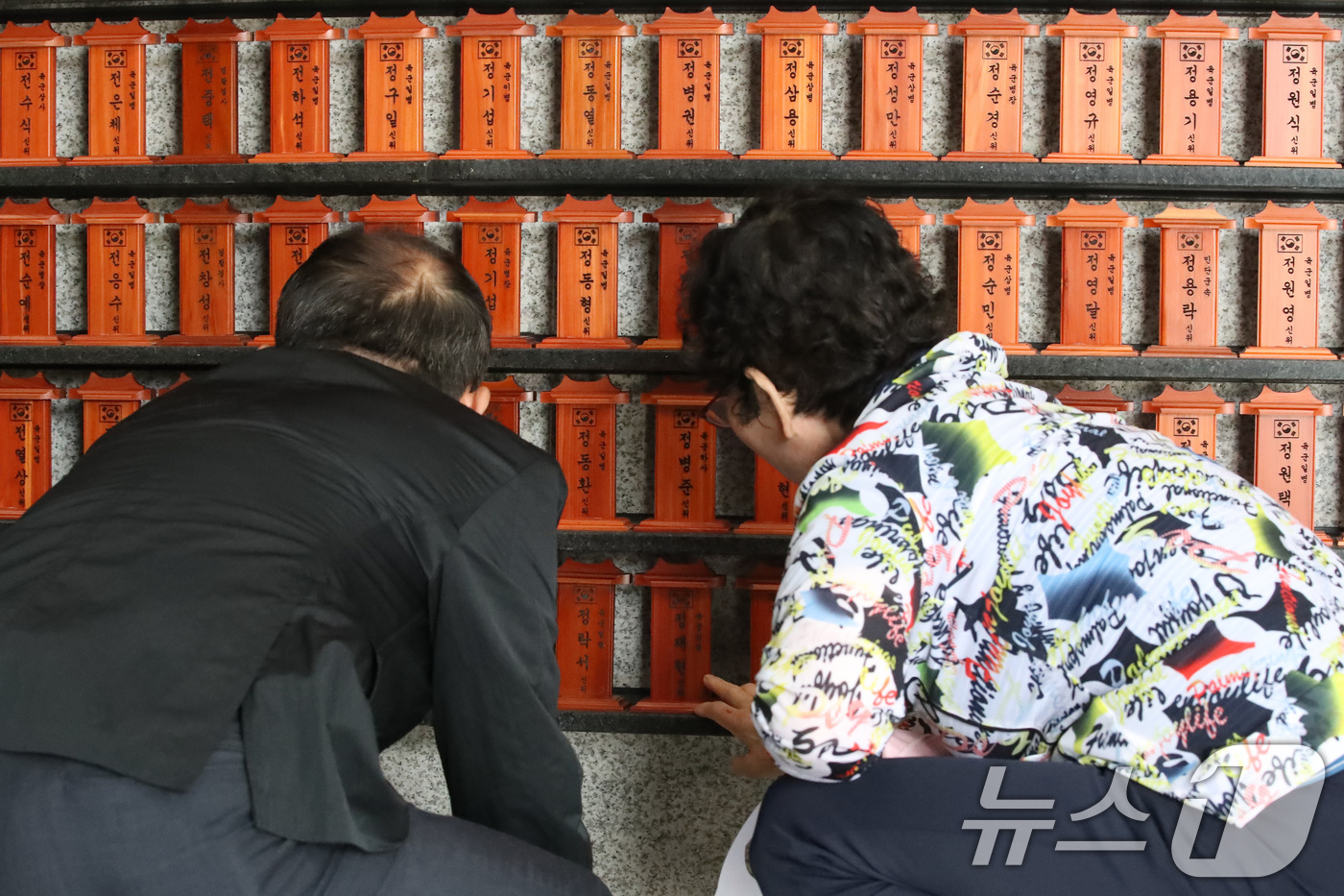 (대구=뉴스1) 공정식 기자 = 6일 오전 대구 남구 충혼탑에서 열린 제68회 현충일 추념식에 참석한 유가족들이 봉안당에서 호국영령의 위패를 찾고 있다. 2024.6.6/뉴스1