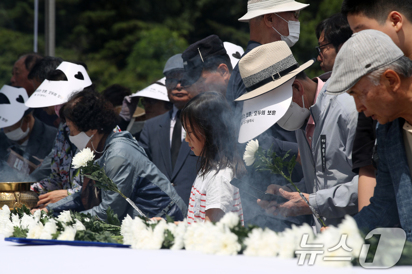 (대구=뉴스1) 공정식 기자 = 6일 오전 대구 남구 충혼탑에서 열린 제68회 현충일 추념식에 참석한 시민들이 참배하고 있다. 2024.6.6/뉴스1