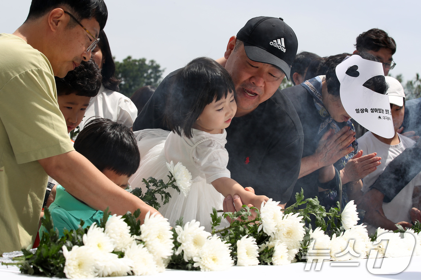 (대구=뉴스1) 공정식 기자 = 6일 오전 대구 남구 충혼탑에서 열린 제68회 현충일 추념식에 아이와 함께 참석한 시민들이 참배하고 있다. 2024.6.6/뉴스1