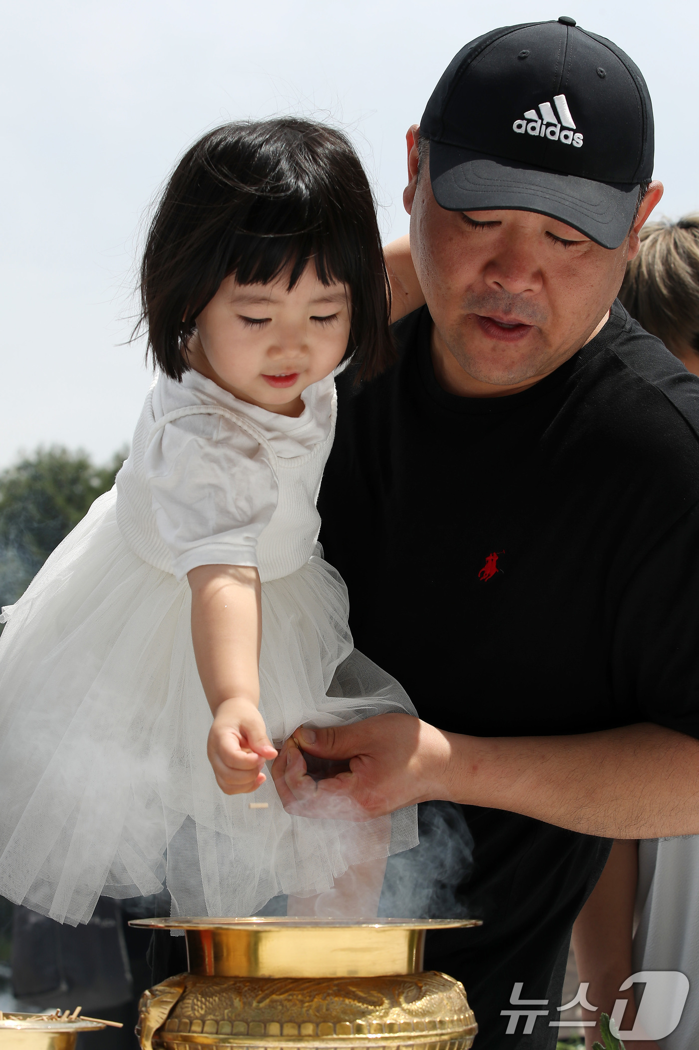 (대구=뉴스1) 공정식 기자 = 6일 오전 대구 남구 충혼탑에서 열린 제68회 현충일 추념식에 아이와 함께 참석한 시민들이 참배하고 있다. 2024.6.6/뉴스1