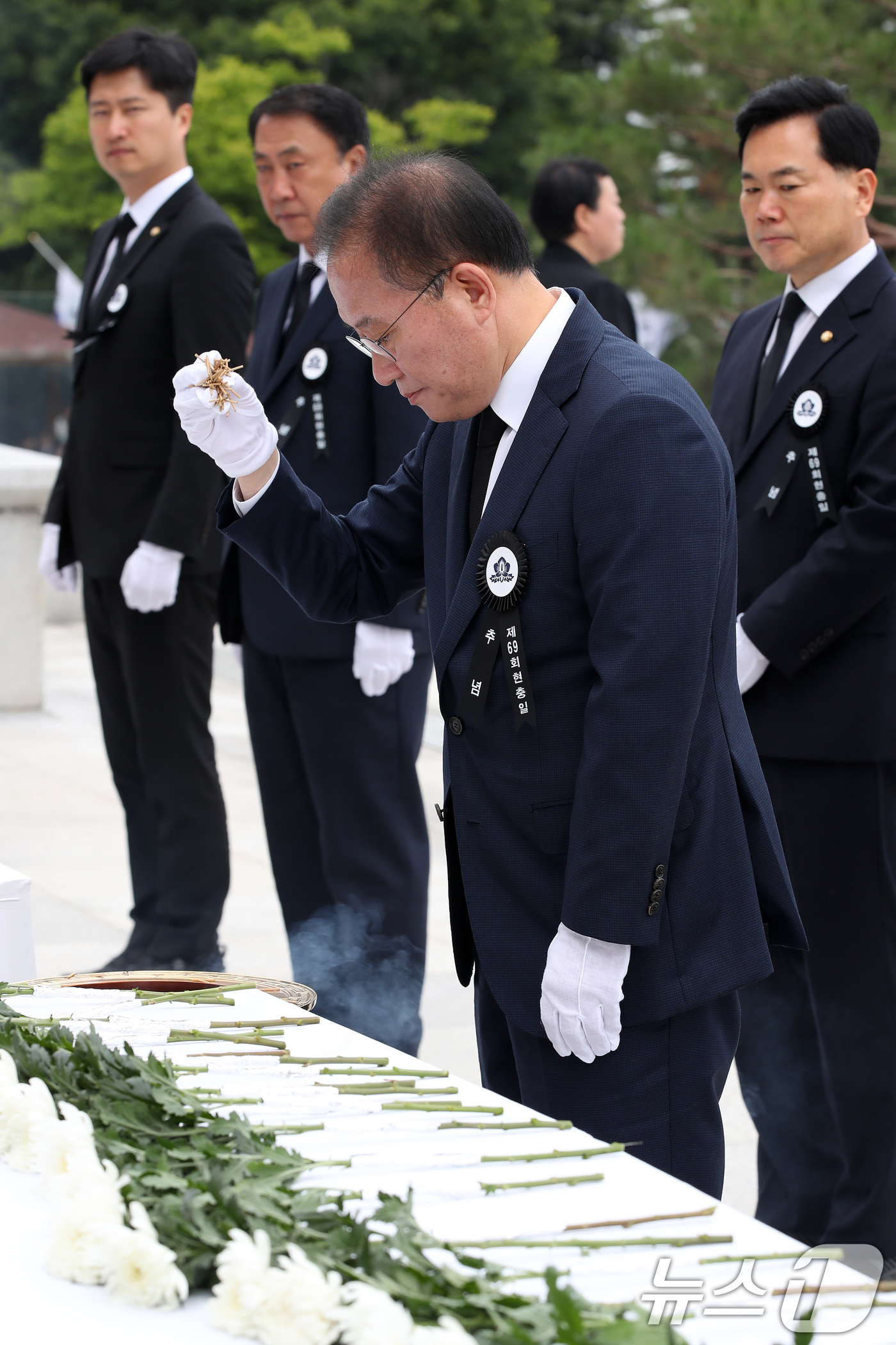 (대구=뉴스1) 공정식 기자 = 6일 오전 대구 남구 충혼탑에서 열린 제68회 현충일 추념식에서 지역 국회의원들이 참배하고 있다. 2024.6.6/뉴스1