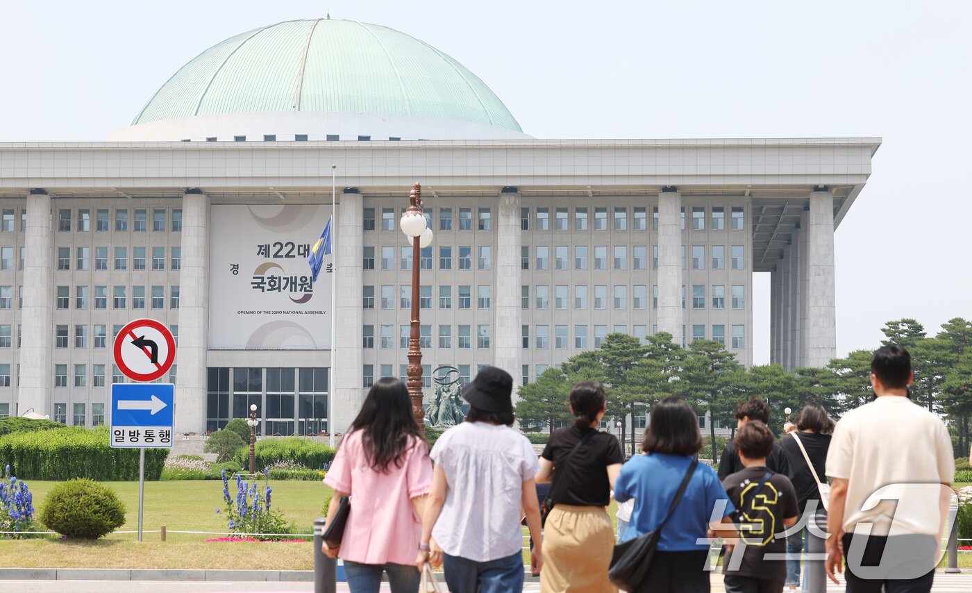 본문 이미지 - 22대 국회 원 구성 마감 시한을 하루 앞둔 6일 서울 여의도 국회의사당에서 시민들이 지나다니고 있다. 여야는 국회 법이 정한 시한인 오는 7일 자정까지 상임위원회 선임안을 제출해야 한다. 2024.6.6/뉴스1 ⓒ News1 김민지 기자