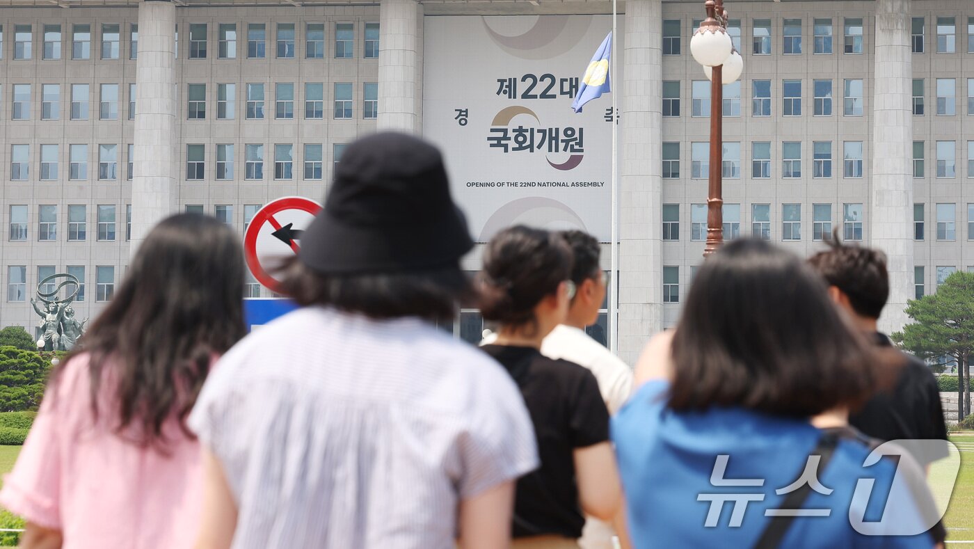 본문 이미지 - 22대 국회 원 구성 마감 시한을 하루 앞둔 6일 서울 여의도 국회의사당에서 시민들이 지나다니고 있다. 여야는 국회 법이 정한 시한인 오는 7일 자정까지 상임위원회 선임안을 제출해야 한다. 현재 여야는 국회 법제사법위원회와 운영위원회, 과학기술정보방송통신위원회 위원장직을 두고 대치중이다. 2024.6.6/뉴스1 ⓒ News1 김민지 기자