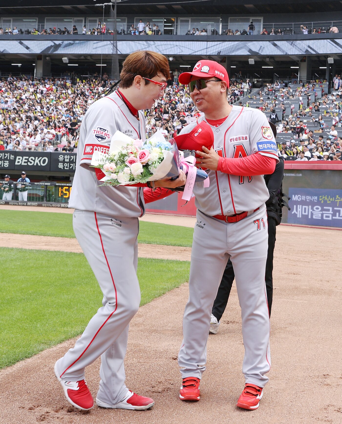 본문 이미지 - 이범호 KIA 감독이 KBO리그 통산 2번째로 2000탈삼진을 달성한 KIA 양현종에게 꽃다발을 건네고 있다. (KIA 타이거즈 제공)