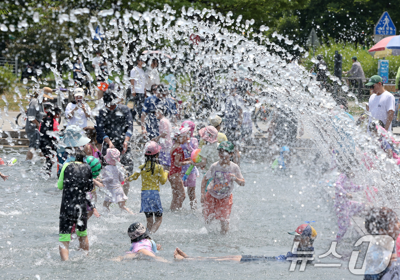 (서울=뉴스1) 이동해 기자 = 현충일인 6일 불볕더위가 이어지고 있는 가운데 서울 여의도 한강공원 물빛광장에서 어린이들이 물놀이로 더위를 식히고 있다. 2024.6.6/뉴스1