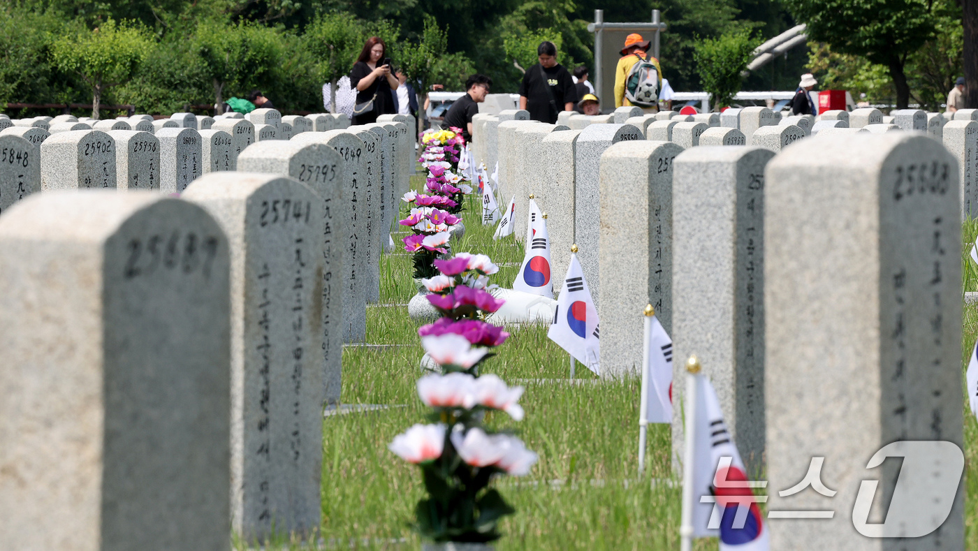 (서울=뉴스1) 장수영 기자 = 현충일인 6일 오후 서울 동작구 국립서울현충원을 찾은 추모객들이 참배하고 있다. 2024.6.6/뉴스1