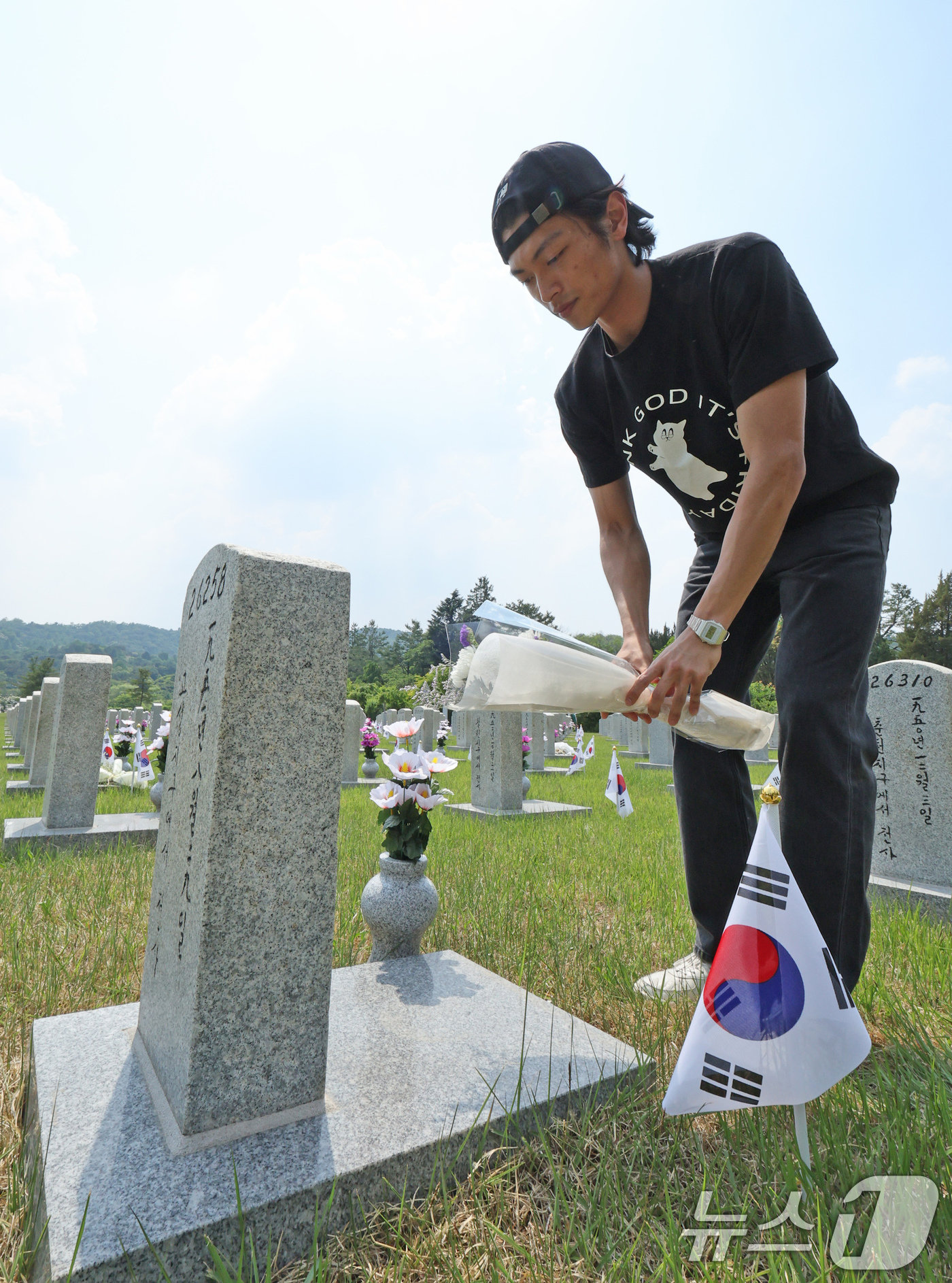 (서울=뉴스1) 장수영 기자 = 현충일인 6일 오후 서울 동작구 국립서울현충원을 찾은 추모객이 참배하고 있다. 2024.6.6/뉴스1