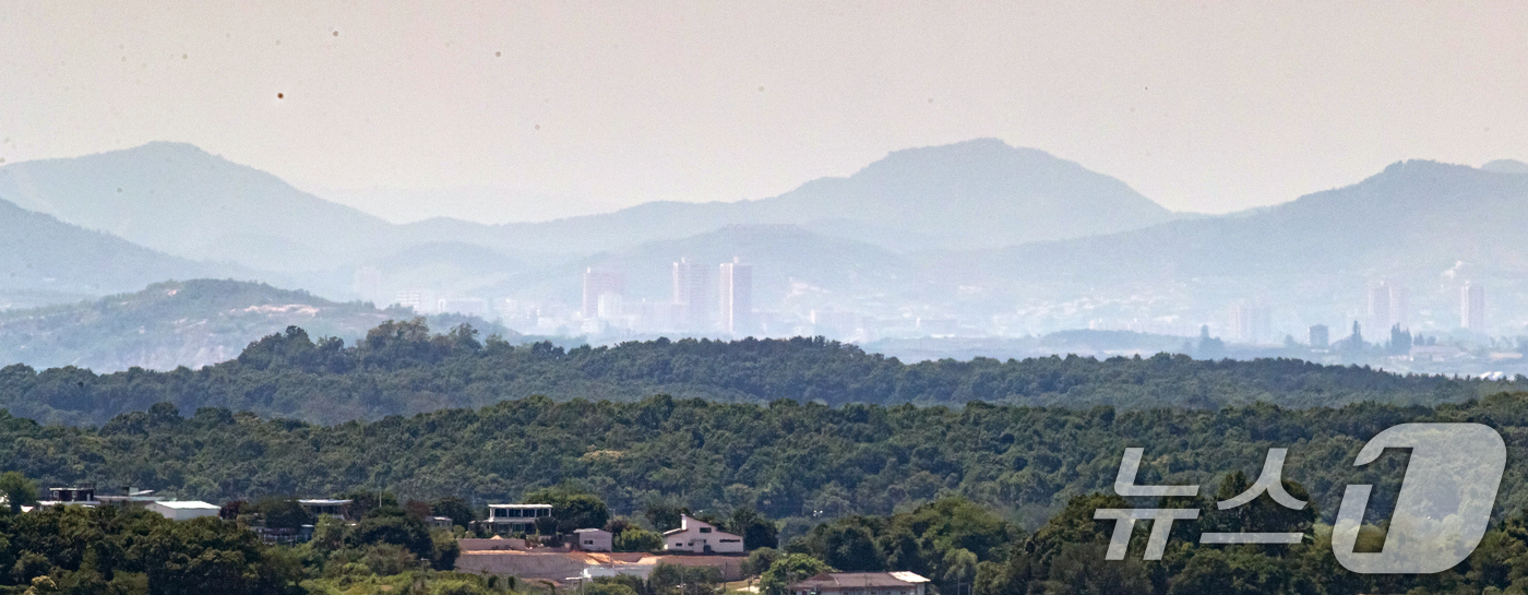 (파주=뉴스1) 이승배 기자 = 북한의 오물풍선 등의 도발로 9.19 군사합의 효력 정지 안건이 의결되는 등 남북 긴장관계가 고조되고 있는 6일 파주 접경지역에서 바라본 개성공단 …