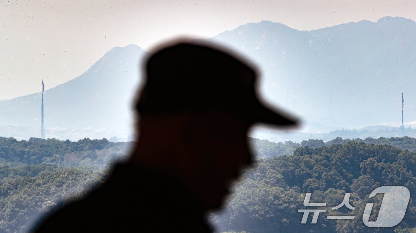 본문 이미지 - 6일 파주 접경지역에서 바라본 비무장지대&#40;DMZ&#41; 북한 기정동 마을과 남한 대성동 마을의 깃발탑이 보이고 있다. 2024.6.6/뉴스1 ⓒ News1 이승배 기자