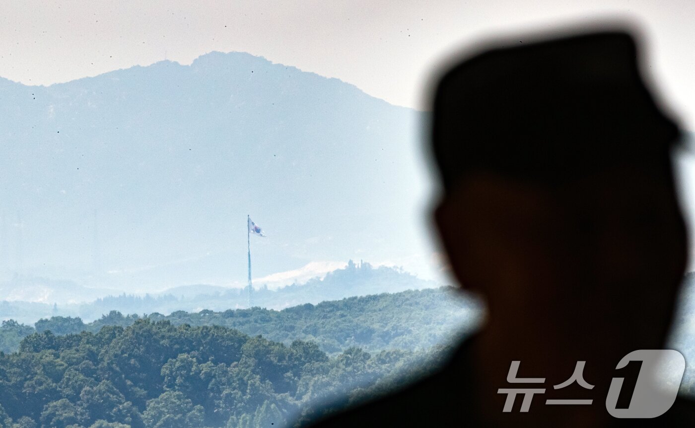 본문 이미지 - 경기도 파주시 접경지역에서 바라본 대성동 마을에 태극기가 휘날리고 있다. 2024.6.6/뉴스1 ⓒ News1 이승배 기자