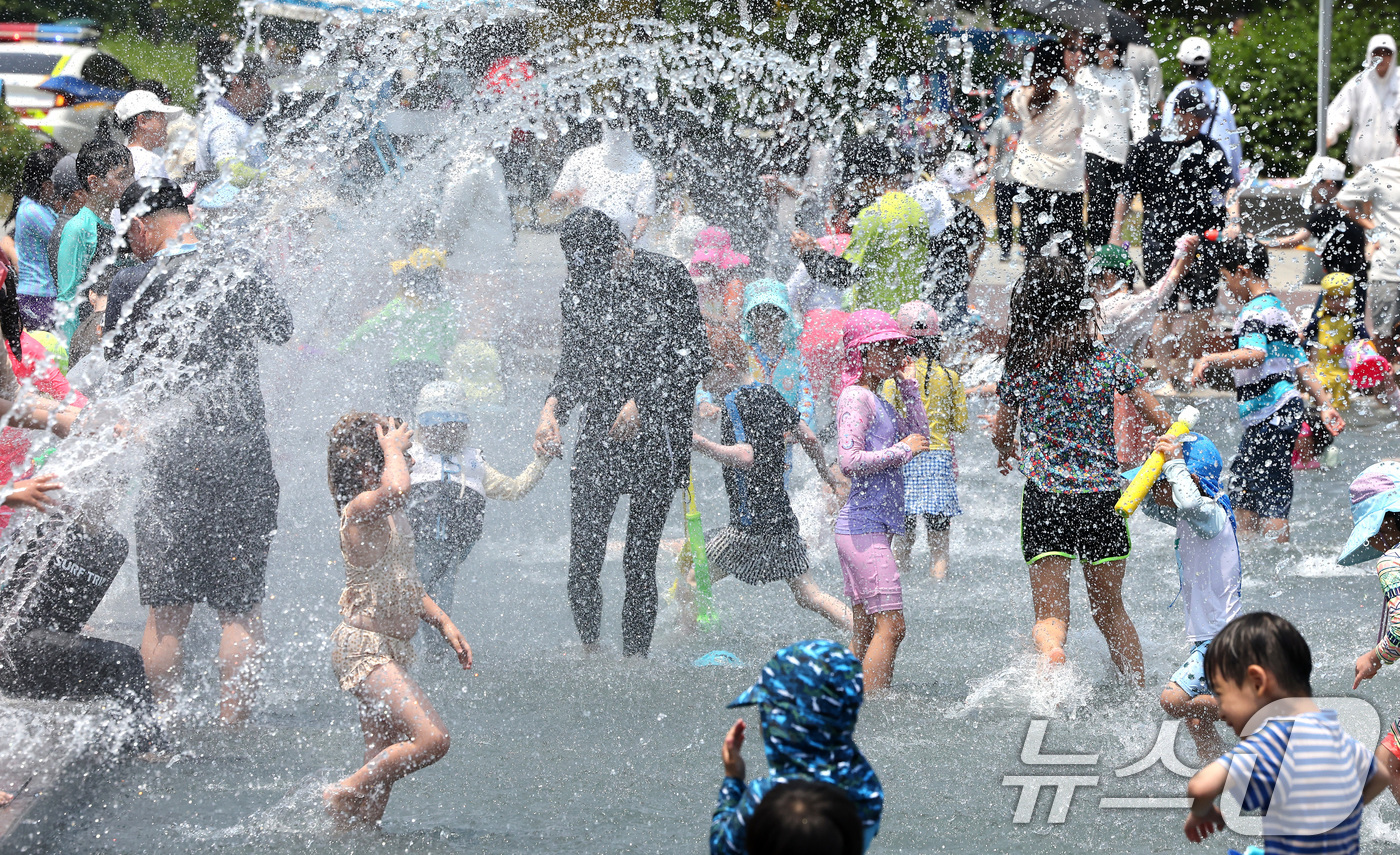 (서울=뉴스1) 이동해 기자 = 현충일인 6일 불볕더위가 이어지고 있는 가운데 서울 여의도 한강공원 물빛광장에서 어린이들이 물놀이로 더위를 식히고 있다. 2024.6.6/뉴스1