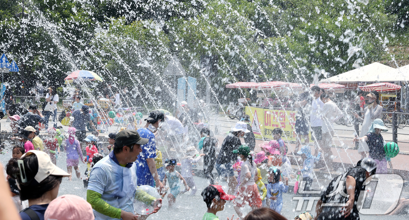 (서울=뉴스1) 이동해 기자 = 현충일인 6일 불볕더위가 이어지고 있는 가운데 서울 여의도 한강공원 물빛광장에서 어린이들이 물놀이로 더위를 식히고 있다. 2024.6.6/뉴스1