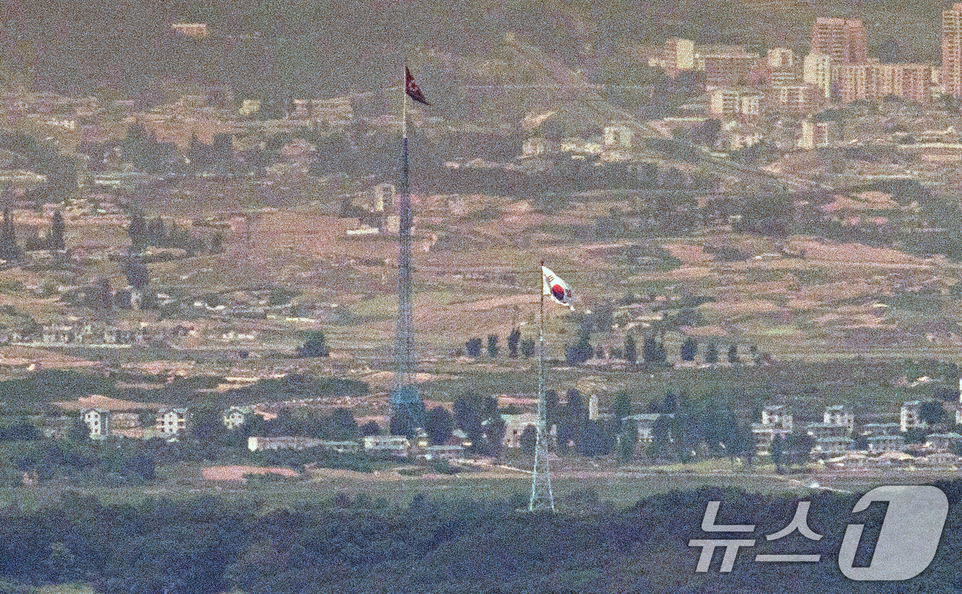 (파주=뉴스1) 이승배 기자 = 북한의 오물풍선 등의 도발로 9.19 군사합의 효력 정지 안건이 의결되는 등 남북 긴장관계가 고조되고 있는 6일 파주 접경지역에서 바라본 비무장지대 …