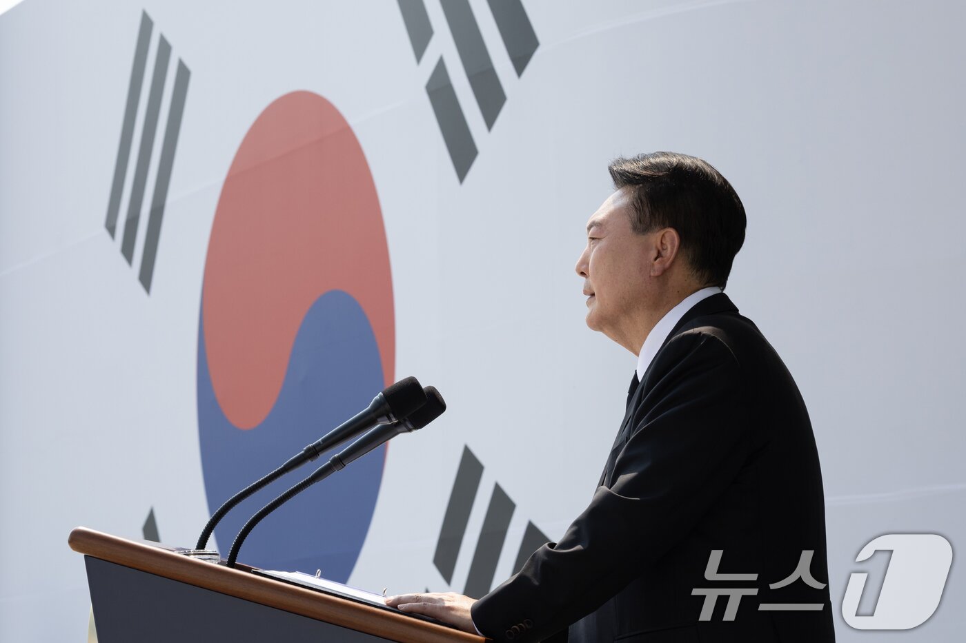 본문 이미지 - 윤석열 대통령이 6일 서울 동작구 국립서울현충원에서 열린 제69회 현충일 추념식에서 추념사를 하고 있다. &#40;대통령실 제공&#41; 2024.6.6/뉴스1 ⓒ News1 송원영 기자