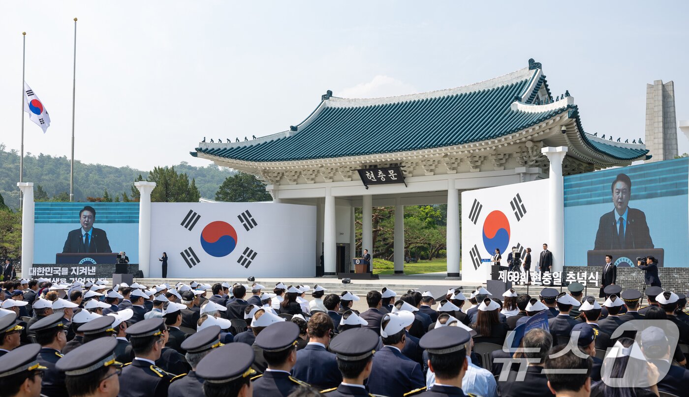 본문 이미지 - 윤석열 대통령이 6일 서울 동작구 국립서울현충원에서 열린 제69회 현충일 추념식에서 추념사를 하고 있다. &#40;대통령실 제공&#41; 2024.6.6/뉴스1 ⓒ News1 송원영 기자