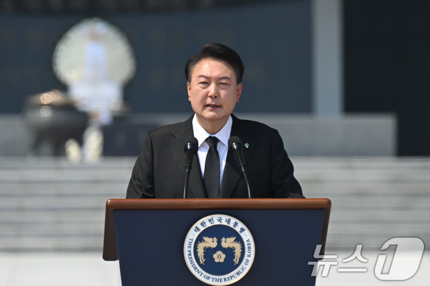 본문 이미지 - 윤석열 대통령이 6일 서울 동작구 국립서울현충원에서 열린 제69회 현충일 추념식에서 추념사를 하고 있다. &#40;대통령실 제공&#41; 2024.6.6/뉴스1 ⓒ News1 송원영 기자
