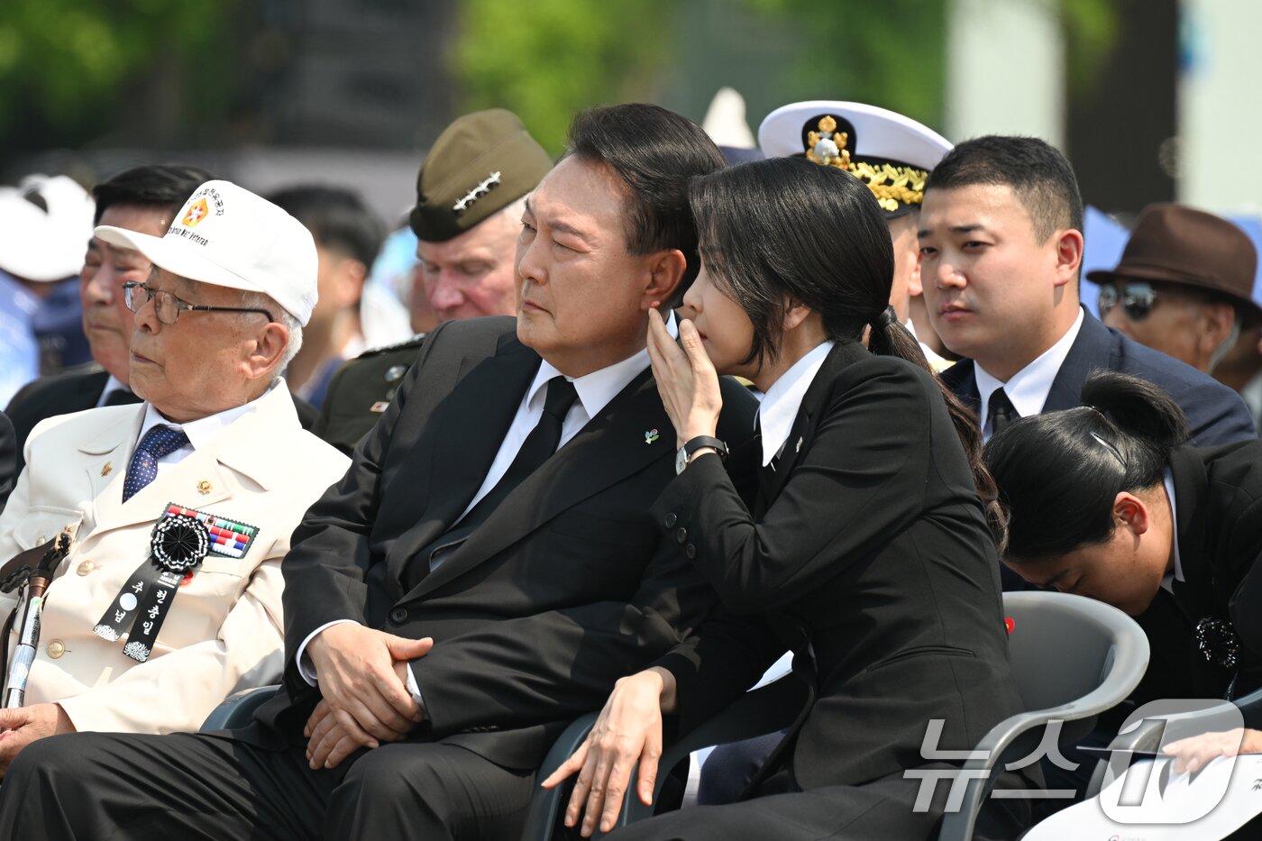 본문 이미지 - 윤석열 대통령과 김건희 여사가 6일 서울 동작구 국립서울현충원에서 열린 제69회 현충일 추념식에서 대화를 하고 있다. &#40;대통령실 제공&#41; 2024.6.6/뉴스1 ⓒ News1 송원영 기자