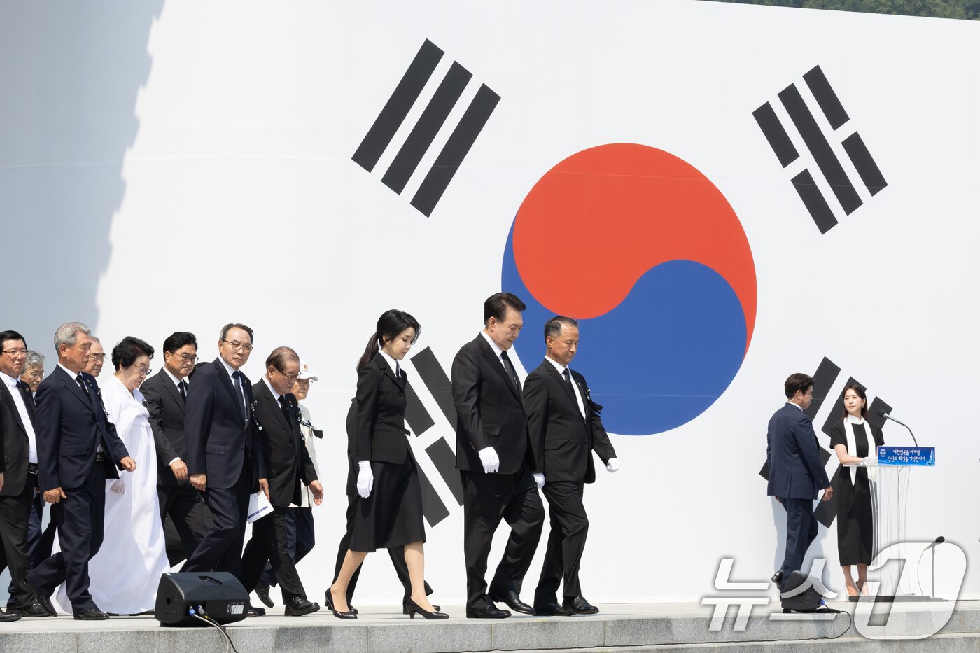 본문 이미지 - 윤석열 대통령과 김건희 여사가 6일 서울 동작구 국립서울현충원에서 열린 제69회 현충일 추념식에서 4부 요인, 여야 정치인 등 참석자들과 함께 현충탑을 참배한 뒤 자리로 돌아가고 있다. &#40;대통령실 제공&#41; 2024.6.6/뉴스1 ⓒ News1 송원영 기자