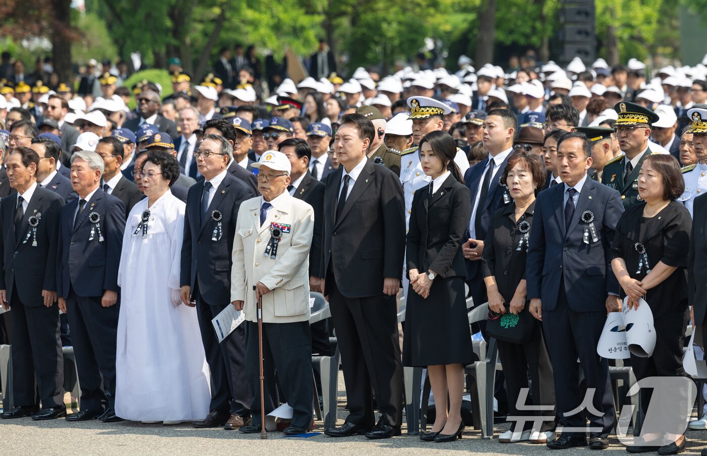 본문 이미지 - 윤석열 대통령과 김건희 여사가 6일 서울 동작구 국립서울현충원에서 열린 제69회 현충일 추념식에서 현충일 노래를 제창하고 있다. &#40;대통령실 제공&#41; 2024.6.6/뉴스1 ⓒ News1 송원영 기자