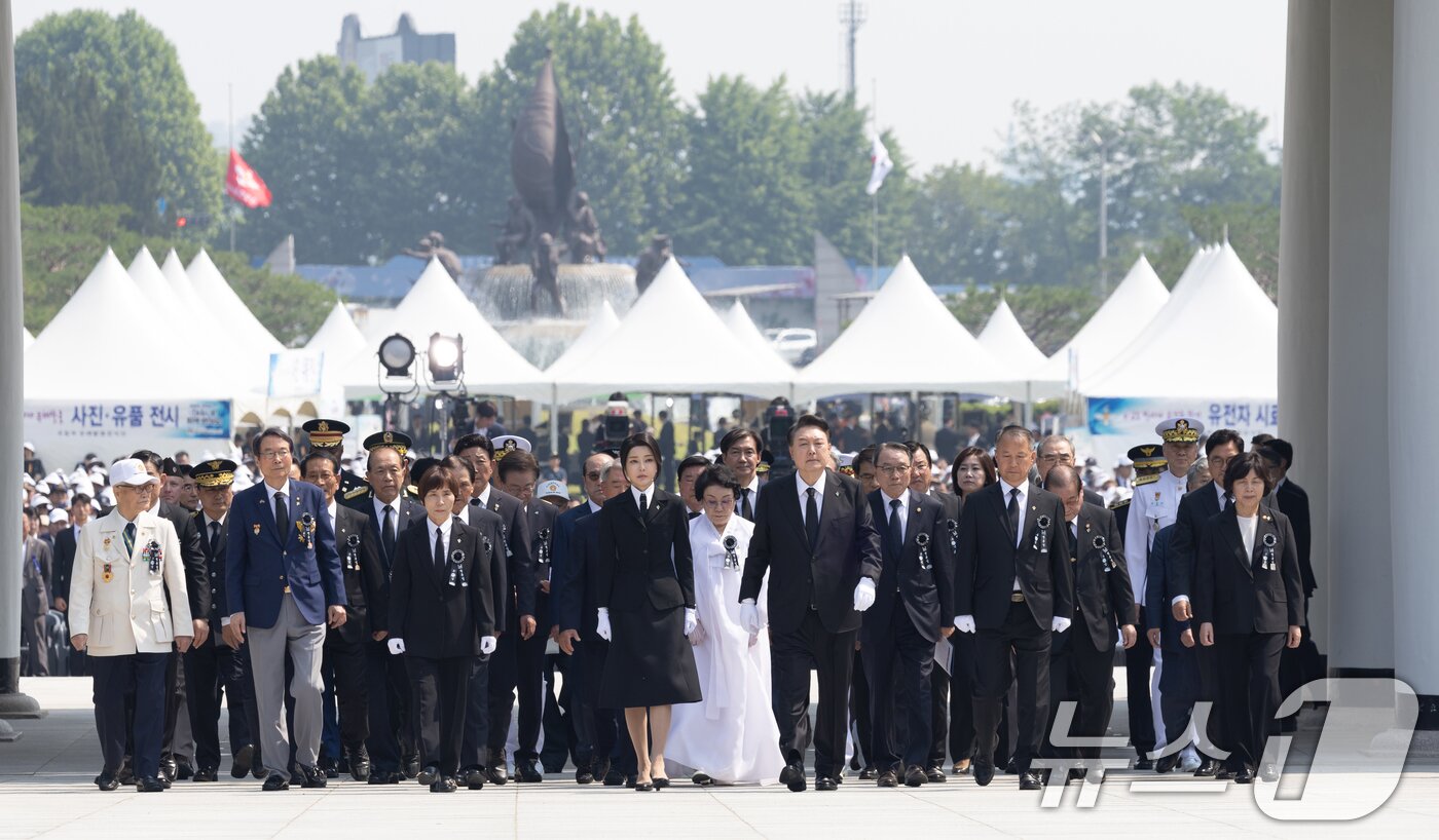 본문 이미지 - 윤석열 대통령과 김건희 여사가 6일 서울 동작구 국립서울현충원에서 열린 제69회 현충일 추념식에서 현충탑 참배하기 위해 이동하고 있다. &#40;대통령실 제공&#41; 2024.6.6/뉴스1 ⓒ News1 송원영 기자