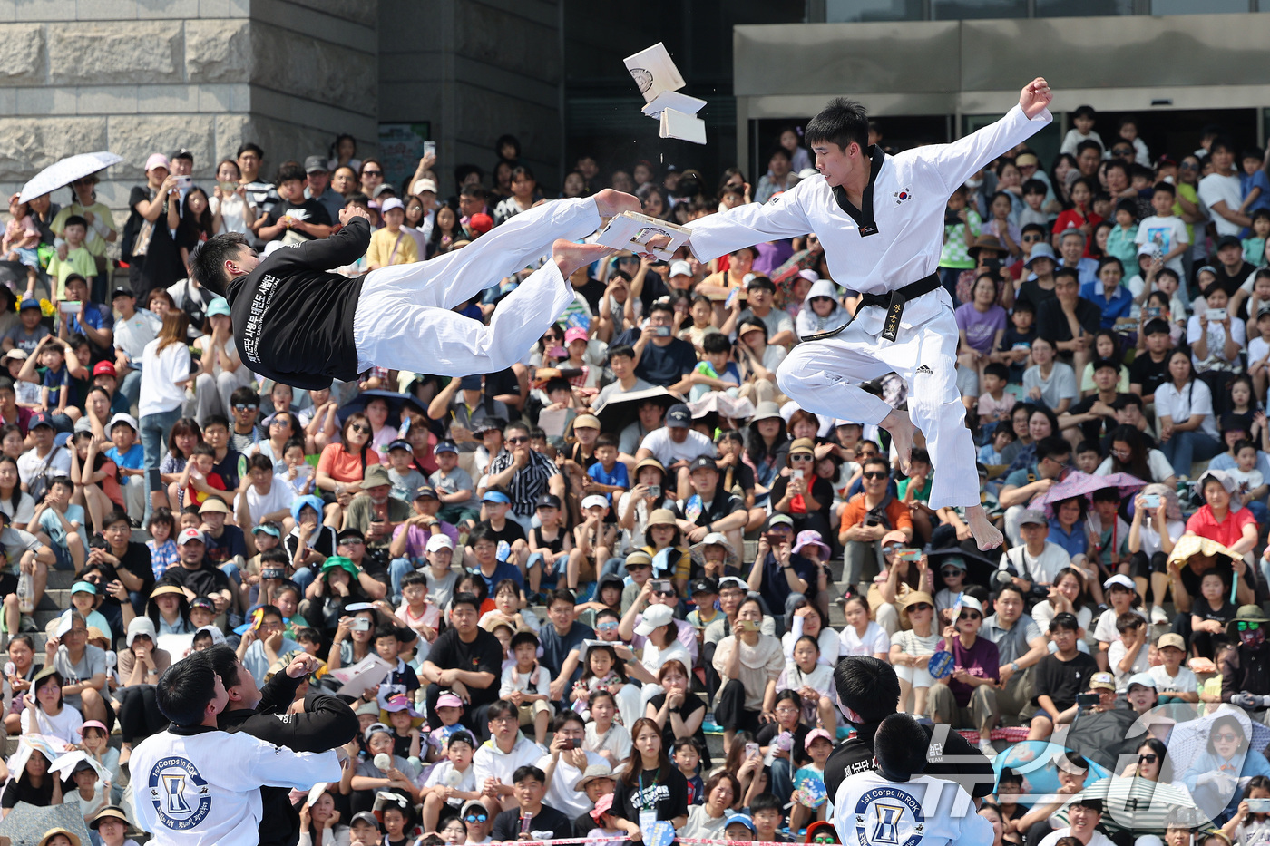 (서울=뉴스1) 신웅수 기자 = 현충일인 6일 서울 용산구 전쟁기념관에서 1군단사령부 장병들이 태권도 시범을 펼치고 있다. 2024.6.6/뉴스1