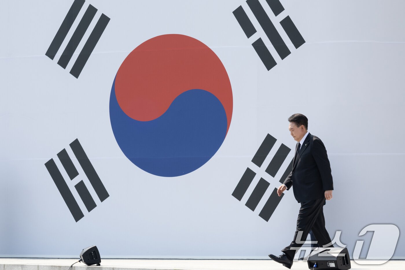 본문 이미지 - 윤석열 대통령이 6일 서울 동작구 국립서울현충원에서 열린 제69회 현충일 추념식에서 추념사를 마친 뒤 자리로 돌아가고 있다. &#40;대통령실 제공&#41; 2024.6.6/뉴스1 ⓒ News1 송원영 기자