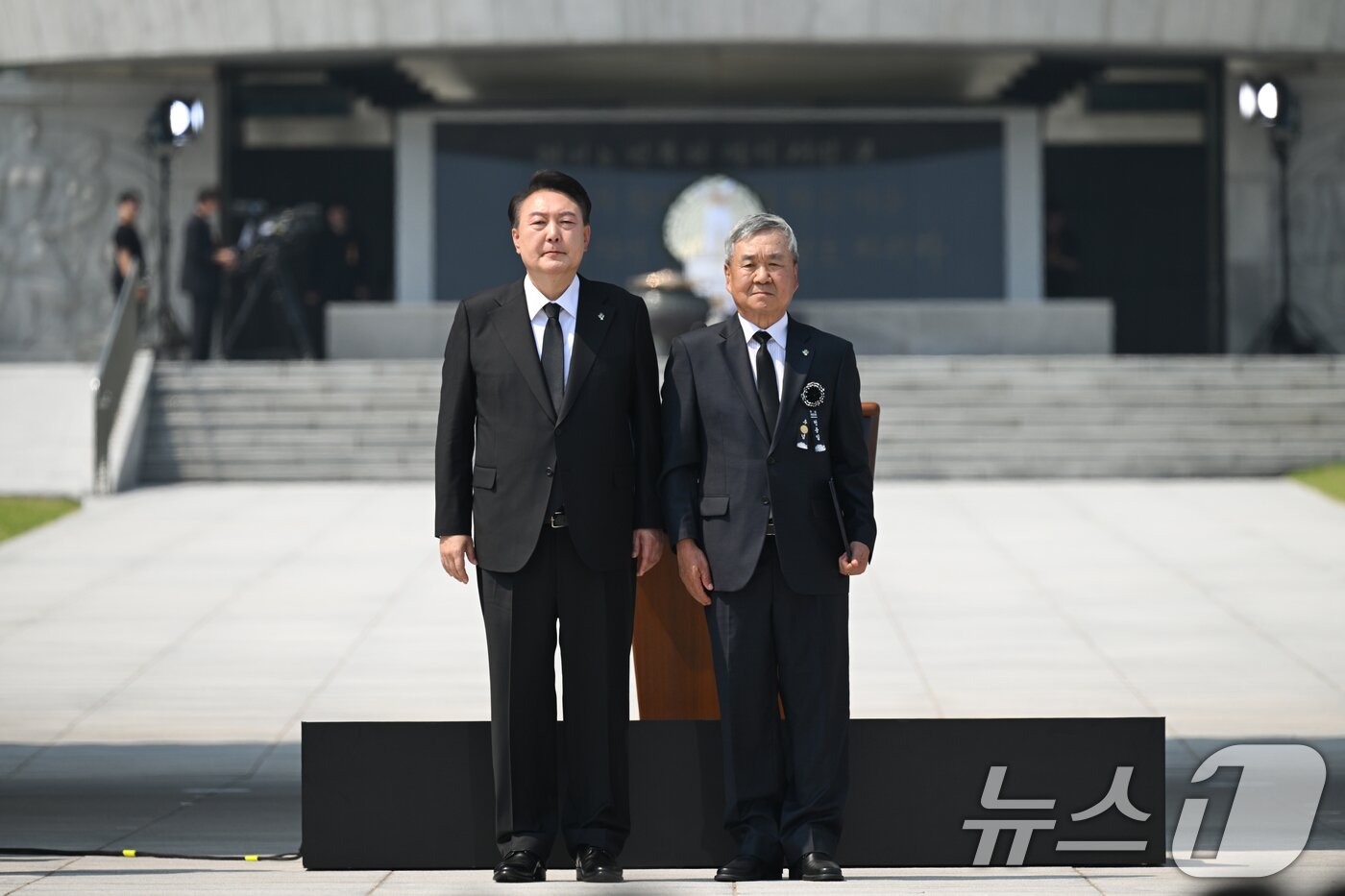 본문 이미지 - 윤석열 대통령이 6일 서울 동작구 국립서울현충원에서 열린 제69회 현충일 추념식에서 6.25 참전 무공수훈자인 고 김중태 하사의 유족에게 국가유공자 증서를 수여한 뒤 기념촬영을 하고 있다. &#40;대통령실 제공&#41; 2024.6.6/뉴스1 ⓒ News1 송원영 기자