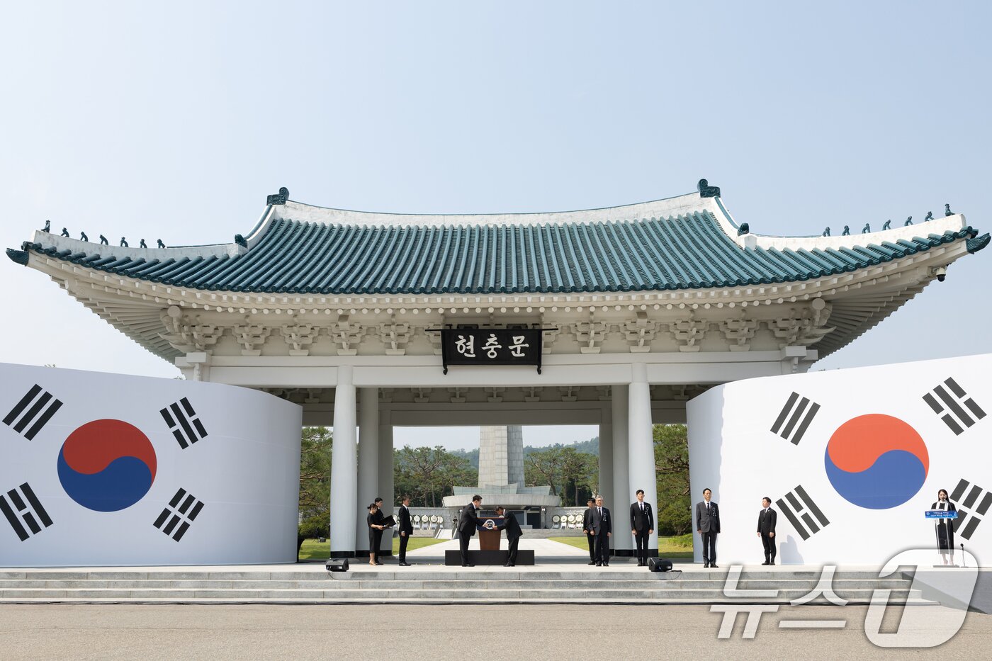 본문 이미지 - 윤석열 대통령이 6일 서울 동작구 국립서울현충원에서 열린 제69회 현충일 추념식에서 국가유공자 증서를 수여하고 있다. &#40;대통령실 제공&#41; 2024.6.6/뉴스1 ⓒ News1 송원영 기자