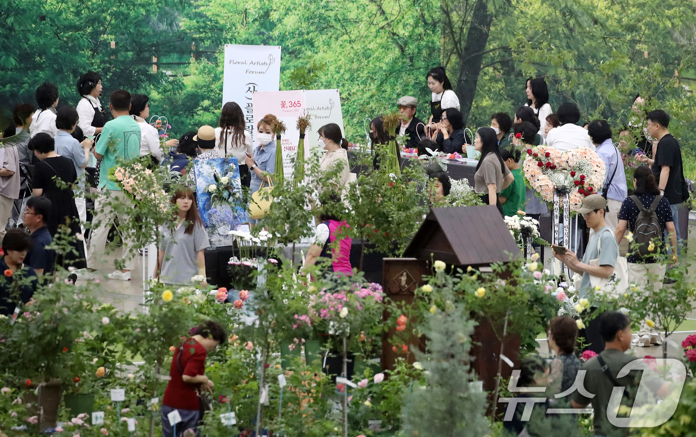 (대구=뉴스1) 공정식 기자 = 6일 대구 북구 엑스코에서 열린 국내 최대 규모의 실내 플라워쇼 '제15회 대구꽃박람회'를 찾은 시민들이 다양한 화훼작품과 전시관을 살펴보고 있다. …
