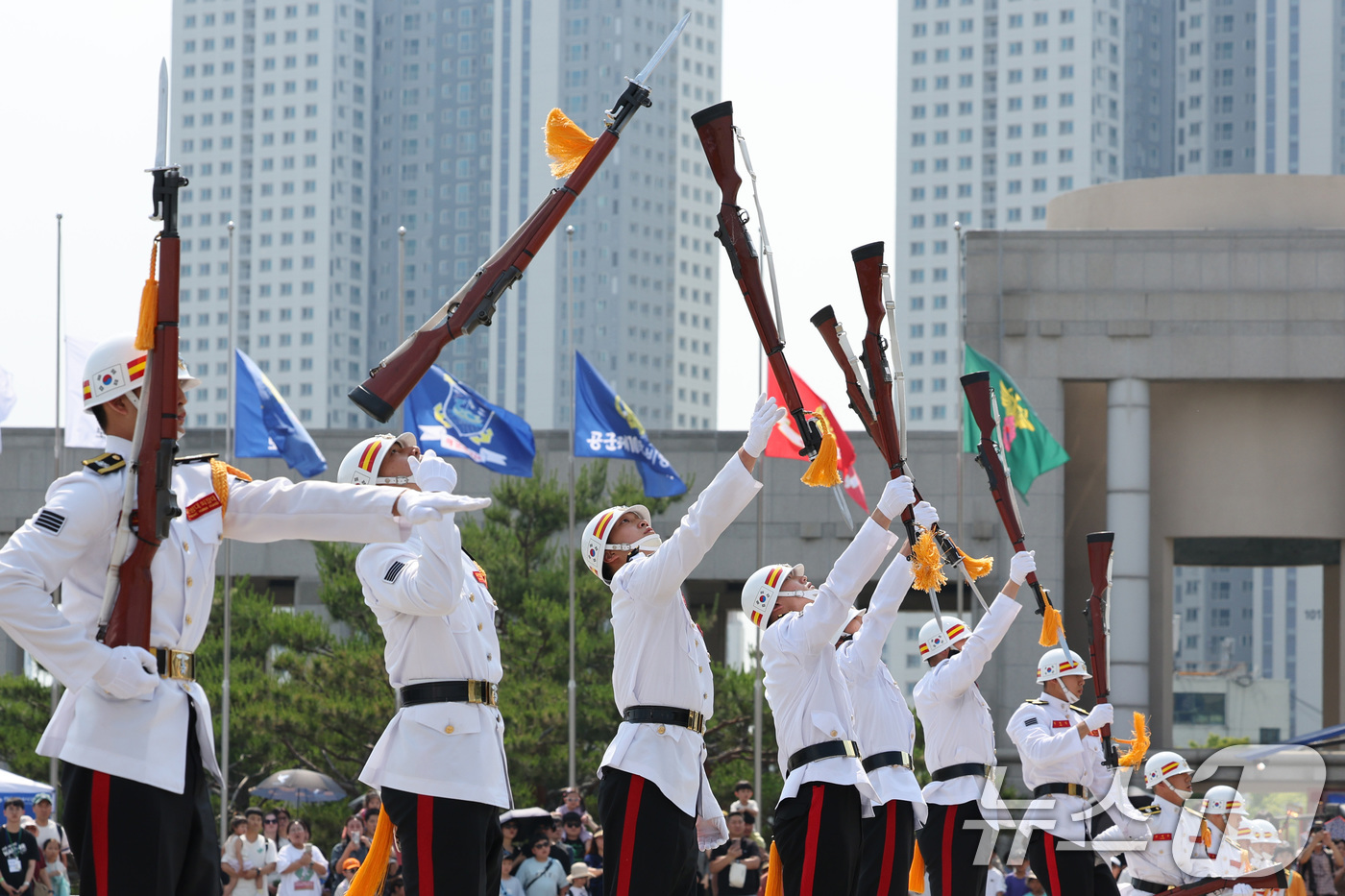 (서울=뉴스1) 신웅수 기자 = 현충일인 6일 서울 용산구 전쟁기념관에서 1군단사령부 해병대 의장대 장병들이 시범을 선보이고 있다. 2024.6.6/뉴스1