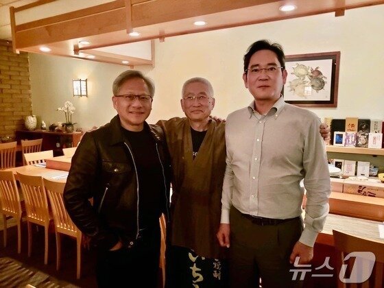 본문 이미지 - 지난해 캘리포니아 스시집에서 만난 젠슨 황 엔비디아 CEO(왼쪽)과 이재용 삼성전자 회장(오른쪽) (사와스시 페이스북 갈무리) /뉴스1