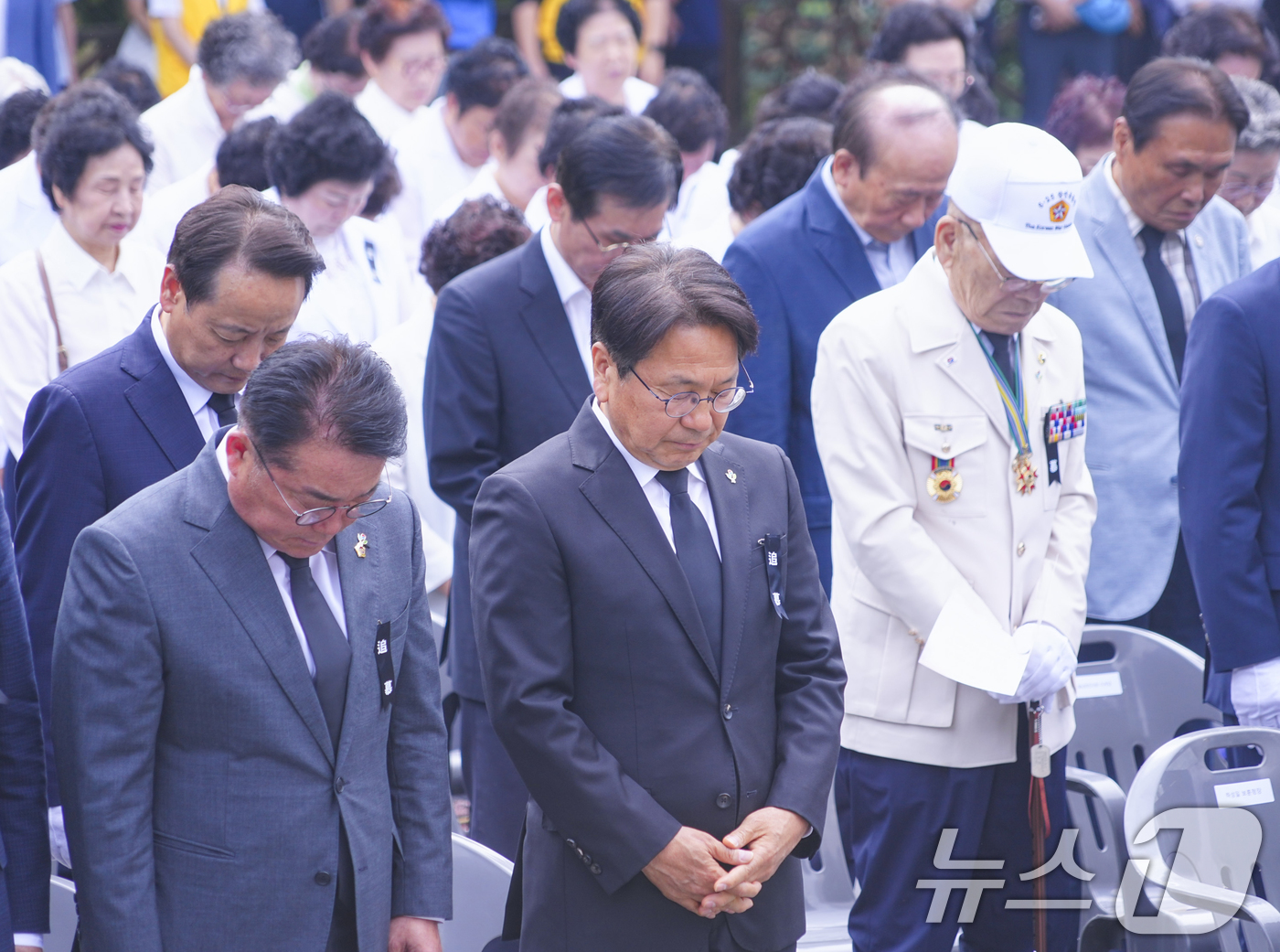 (광주=뉴스1) 박준배 기자 = 강기정 광주시장이 6일 오전 남구 광주공원 현충탑에서 열린 '제69회 현충일 추념식'에 참석해 추모 사이렌에 맞춰 순국선열과 호국영령에 대한 묵념을 …