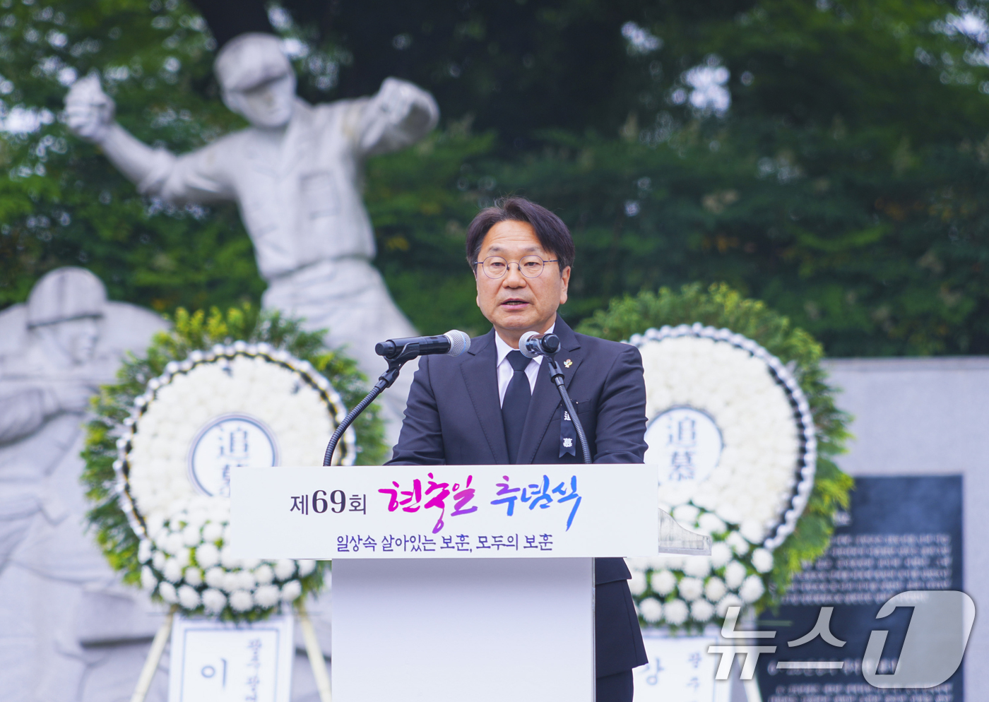 (광주=뉴스1) 박준배 기자 = 강기정 광주시장이 6일 남구 광주공원 현충탑에서 열린 '제69회 현충일 추념식'에 참석해 추념사를 하고 있다.(광주시 제공)2024.6.6/뉴스1