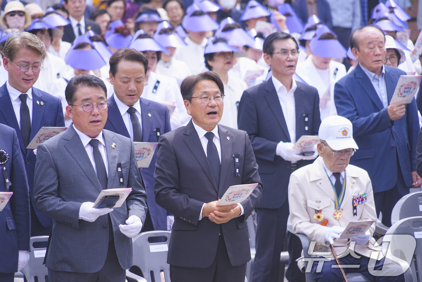 (광주=뉴스1) 박준배 기자 = 강기정 광주시장이 6일 남구 광주공원 현충탑에서 열린 '제69회 현충일 추념식'에 참석해 현충의 노래 제창을 하고 있다.(광주시 제공)2024.6. …