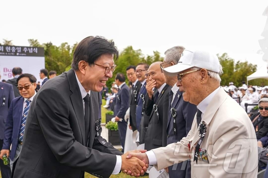 본문 이미지 - 박형준 부산시장이 6일 오전 제69회 현충일 추념식에서 참석자들과 인사를 나누고 있다.2024.6.6.(박형준 페이스북 갈무리)