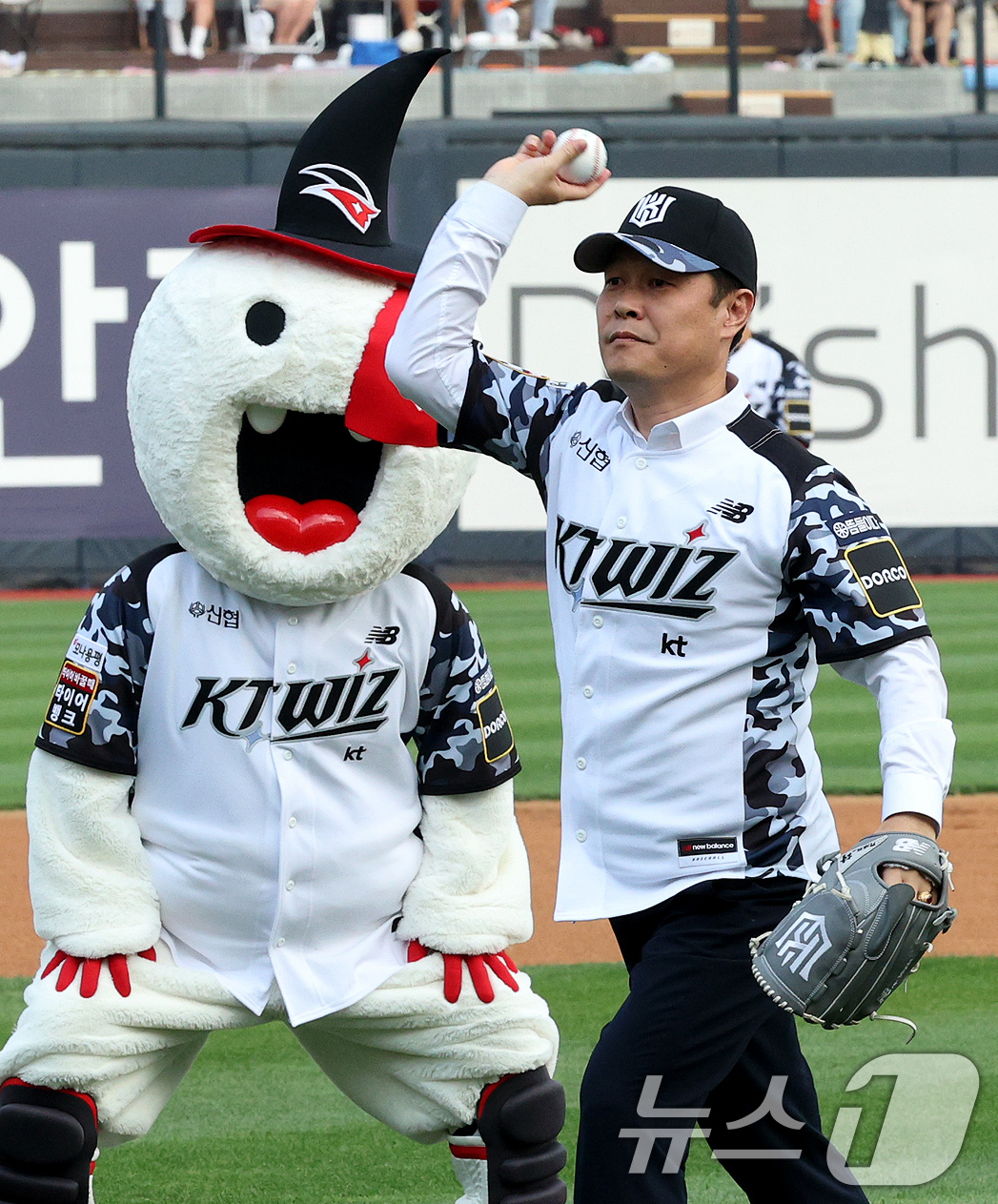 (수원=뉴스1) 장수영 기자 = 현충일인 6일 오후 수원KT위즈파크에서 열린 '2024 신한 SOL 뱅크 KBO리그' 한화 이글스와 KT 위즈의 경기에 앞서 이희완 국가보훈부 차관 …