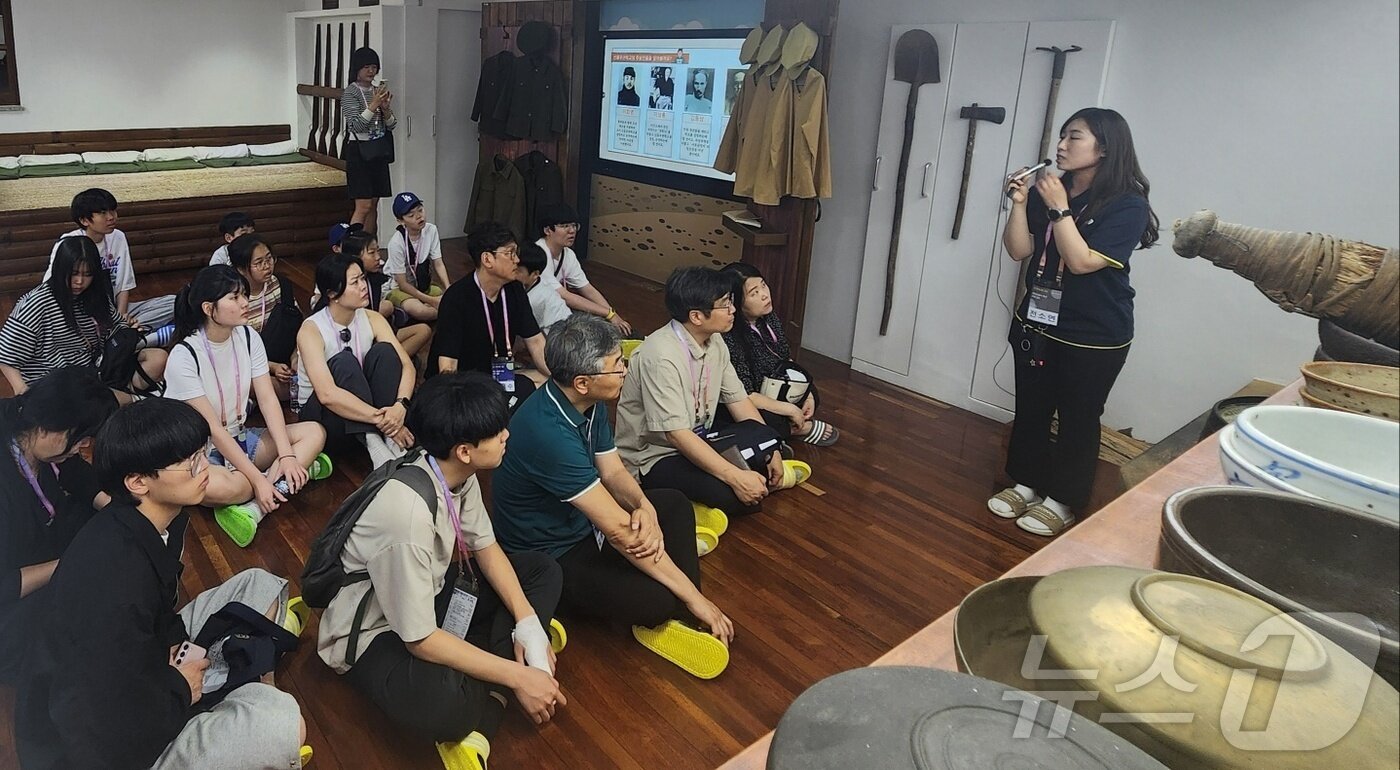 본문 이미지 - 6일 독립기념관에서 열린 독립유공자 가족 캠프에 참가한 독립유공자 후손들이 강의를 청취하고 있다. 2025.6.6./뉴스1ⓒNews1 이시우 기