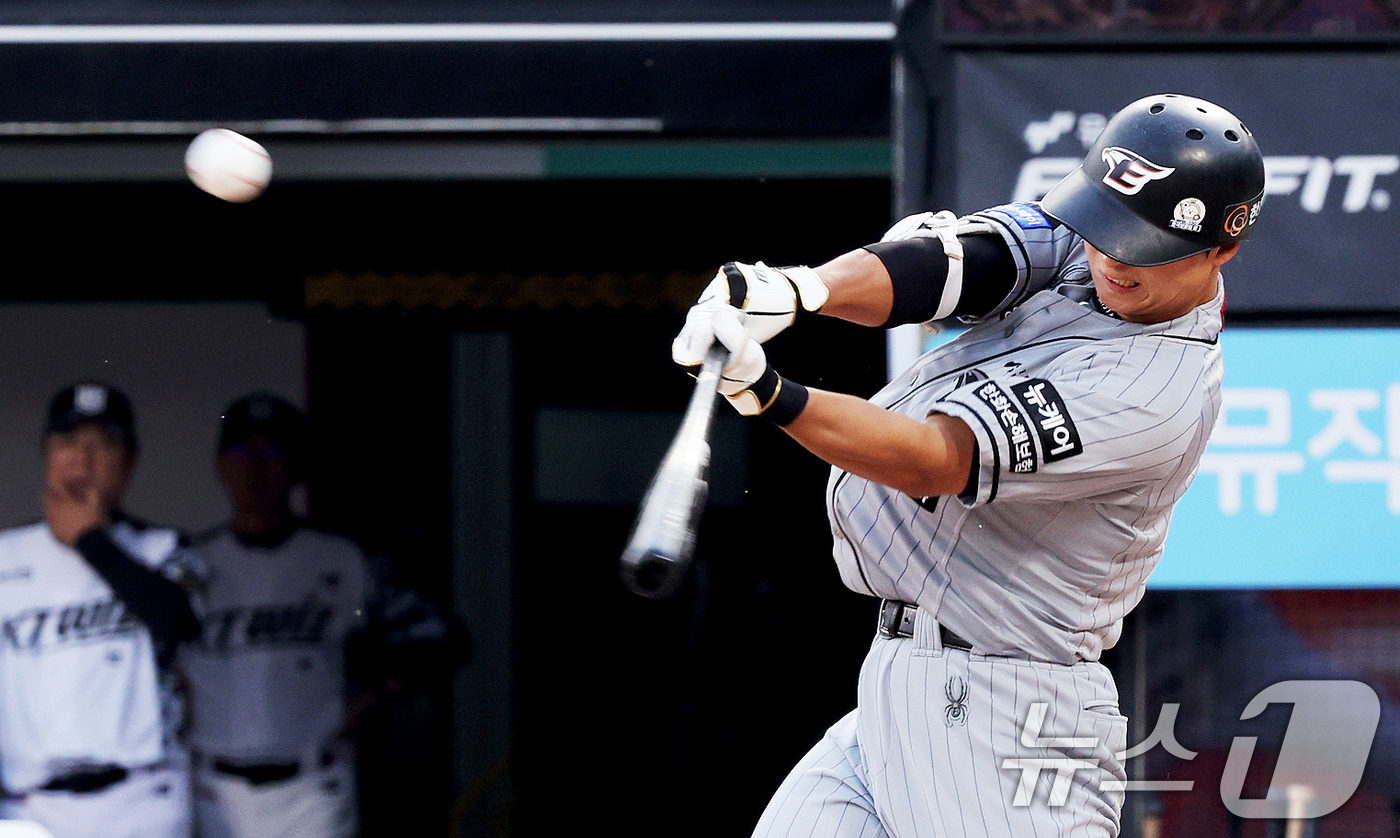 (수원=뉴스1) 장수영 기자 = 6일 오후 경기 수원KT위즈파크에서 열린 '2024 신한 SOL 뱅크 KBO리그' 한화 이글스와 KT 위즈의 경기 7회 초 2사 2루 상황 한화 최 …