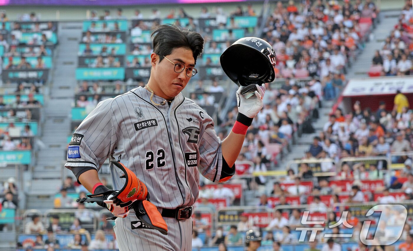 본문 이미지 - 6일 오후 경기 수원KT위즈파크에서 열린 '2024 신한 SOL 뱅크 KBO리그' 한화 이글스와 KT 위즈의 경기 7회초 1사 상황 한화 채은성이 안타를 친 뒤 대주자 이원석과 교체되고 있다. 2024.6.6/뉴스1 ⓒ News1 장수영 기자