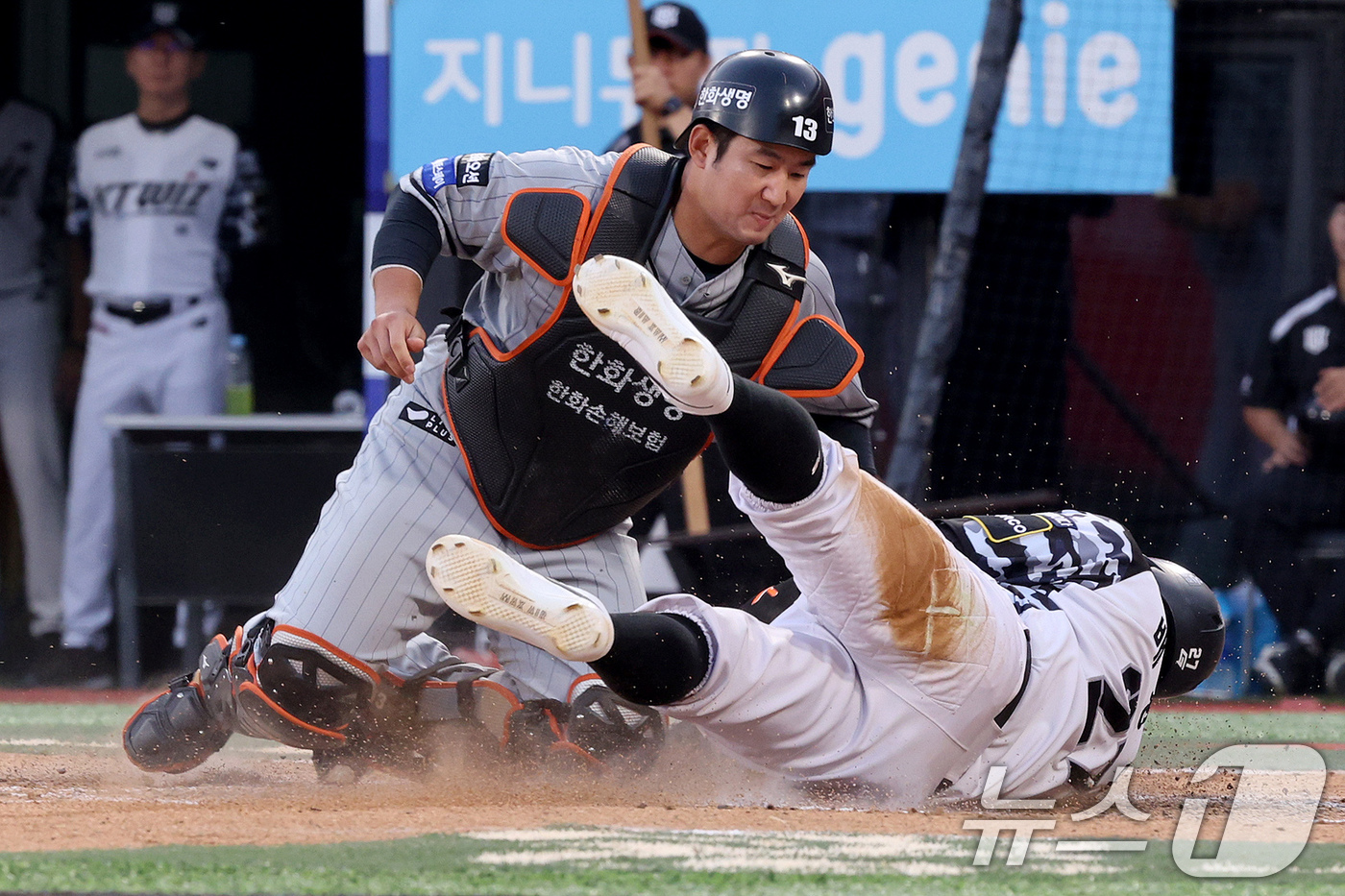 (수원=뉴스1) 장수영 기자 = 6일 오후 경기 수원KT위즈파크에서 열린 '2024 신한 SOL 뱅크 KBO리그' 한화 이글스와 KT 위즈의 경기 7회말 1사 1,3루 상황 3루주 …