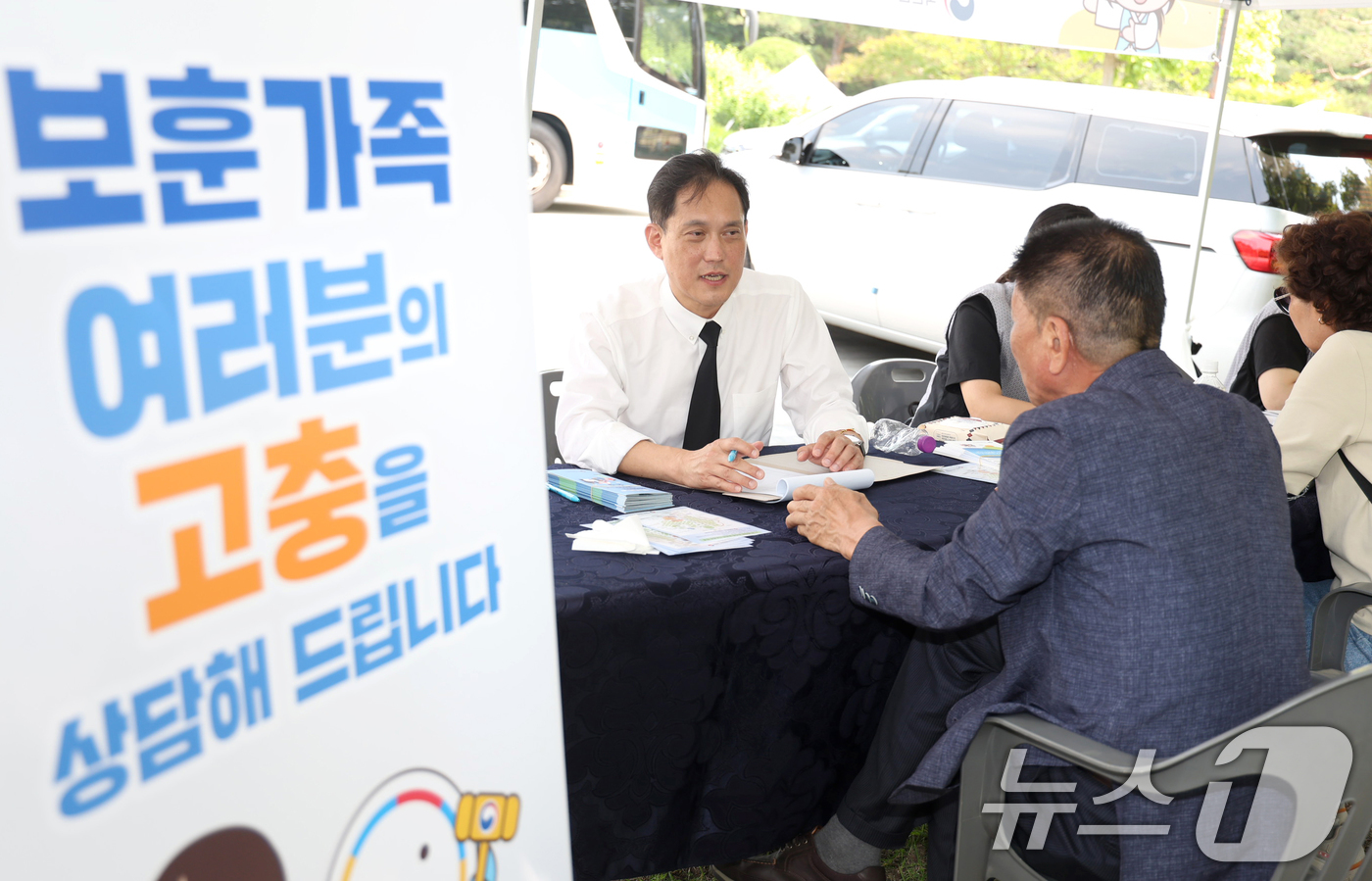 (서울=뉴스1) 임세영 기자 = 김태규 국민권익위원회 부위원장이 현충일인 6일 서울 동작구 국립서울현충원에서 열린 국방·보훈 분야 '맞춤형 달리는 국민신문고'를 찾아 국가유공자와 …