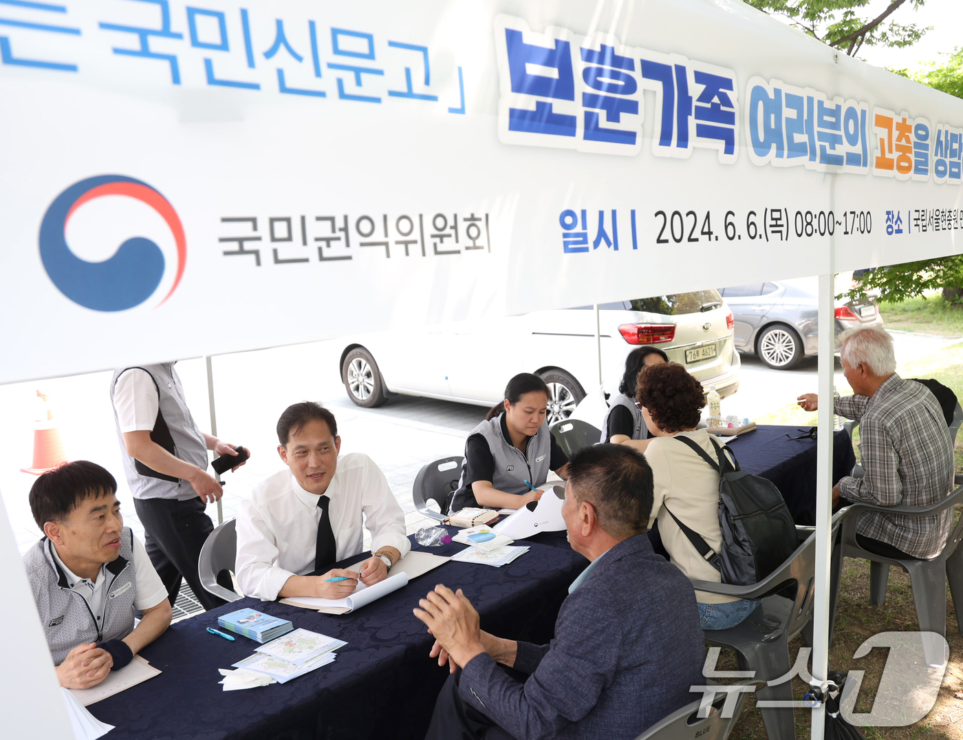 (서울=뉴스1) 임세영 기자 = 김태규 국민권익위원회 부위원장이 현충일인 6일 서울 동작구 국립서울현충원에서 열린 국방·보훈 분야 '맞춤형 달리는 국민신문고'를 찾아 국가유공자와 …