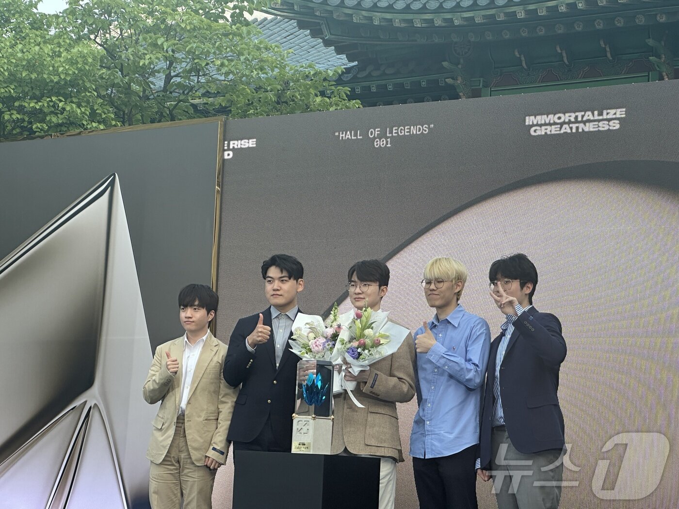 본문 이미지 - 페이커&#40;사진 가운데&#41; 이상혁과 T1 팀원들이 전설의 전당 트로피와 기념사진을 찍는 모습 2024.06.06/뉴스1 ⓒ News1 금준혁 기자