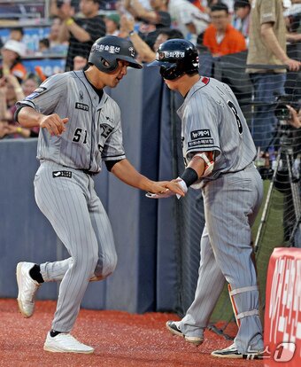 본문 이미지 - 6일 오후 경기 수원KT위즈파크에서 열린 '2024 신한 SOL 뱅크 KBO리그' 한화 이글스와 KT 위즈의 경기 9회초 1사 만루 상황에서 2타점 2루타를 친 장진혁이 이도윤의 희생플라이로 득점한 뒤 더그아웃에 들아가고 있다. 2024.6.6/뉴스1 ⓒ News1 장수영 기자