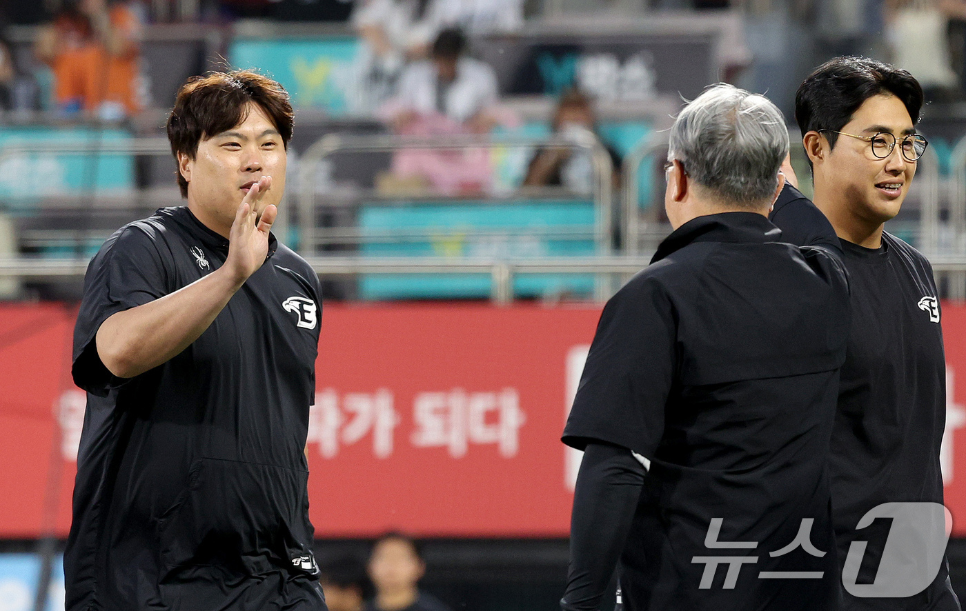 (수원=뉴스1) 장수영 기자 = 6일 오후 경기 수원KT위즈파크에서 열린 '2024 신한 SOL 뱅크 KBO리그' 한화 이글스와 KT 위즈의 경기에서 무실점 승리를 거둔 류현진이 …