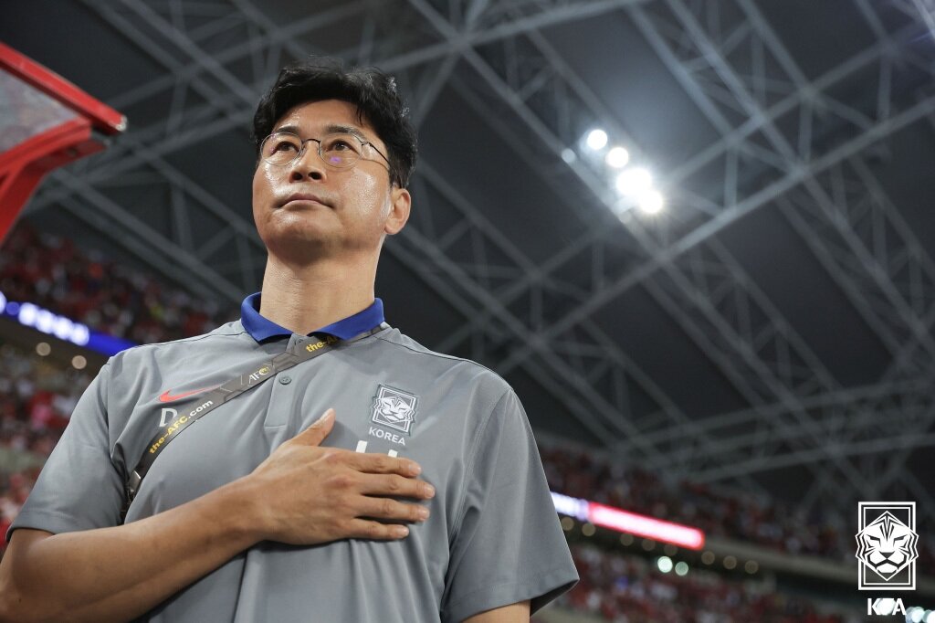 본문 이미지 - 6일 오후&#40;현지시간&#41; 싱가포르 더 내셔널 스타디움에서 열린 2026 북중미 월드컵 아시아 2차 예선 조별리그 대한민국과 싱가포르의 경기에서 대한민국 김도훈 감독이 국민의례를 하고 있다. &#40;대한축구협회 제공&#41; 2024.6.6/뉴스1