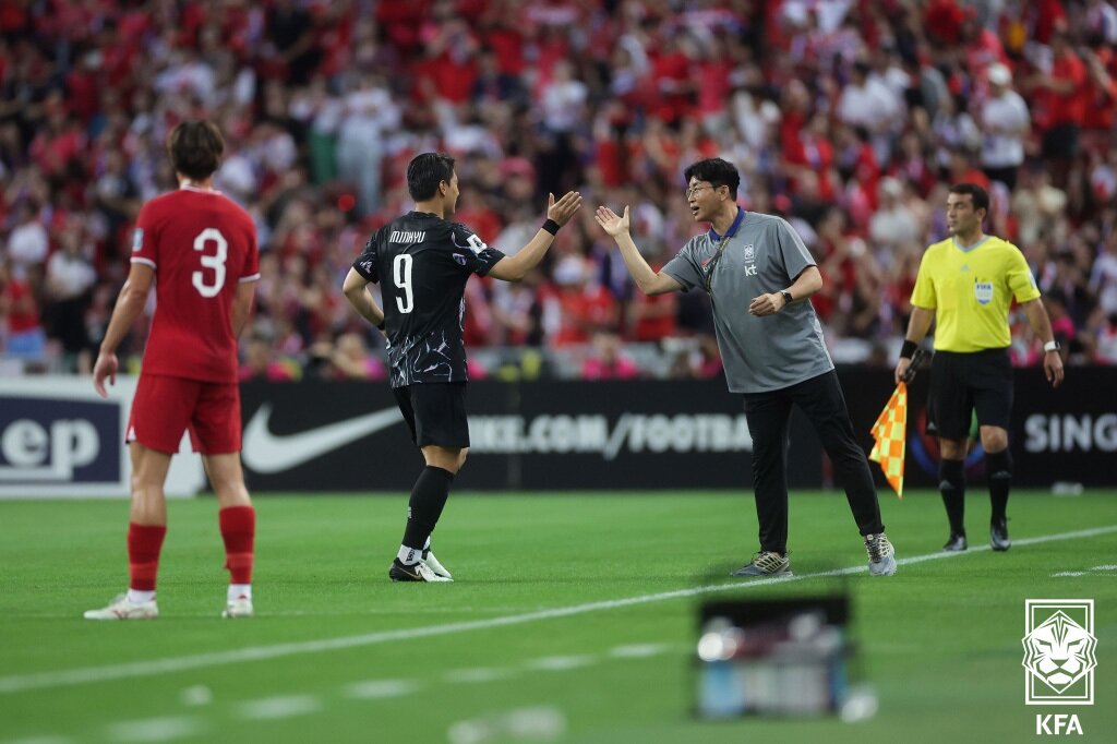 본문 이미지 - 6일 오후(현지시간) 싱가포르 더 내셔널 스타디움에서 열린 2026 북중미 월드컵 아시아 2차 예선 조별리그 대한민국과 싱가포르의 경기에서 대한민국 주민규가 A매치 데뷔골을 넣고 김도훈 감독과 하이파이브를 나누고 있다. (대한축구협회 제공) 2024.6.6/뉴스1