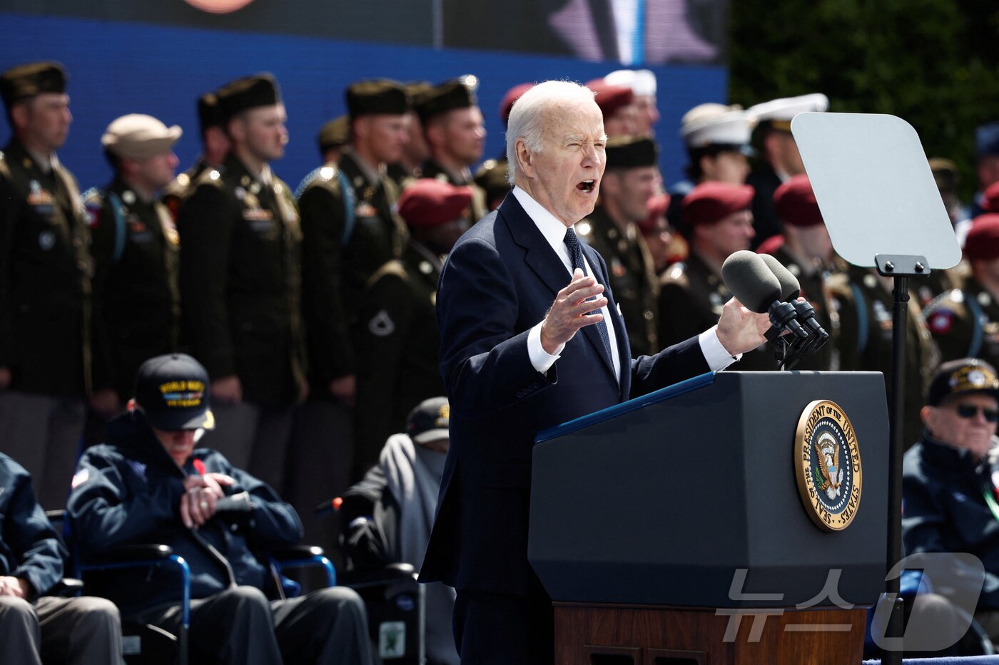 본문 이미지 - 6일(현지시간) 조 바이든 미국 대통령이 프랑스에서 열린 '노르망디 상륙작전' 80주년 기념식에서 연설을 하고 있다. 2024.06.06/뉴스1 ⓒ 로이터=뉴스1 ⓒ News1 조소영 기자