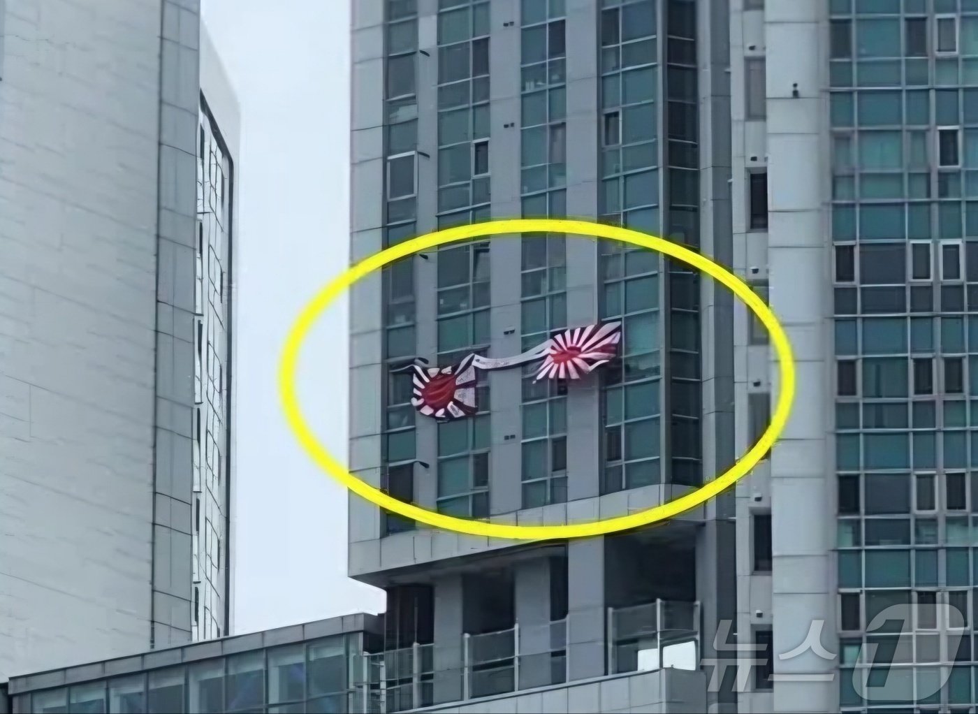 본문 이미지 - 6일 부산 수영구 한 아파트 입주민 이 모 씨가 자신의 집 창문에 일본 군국주의의 상징인 욱일기를 걸어 놨다.(온라인커뮤니티 갈무리)